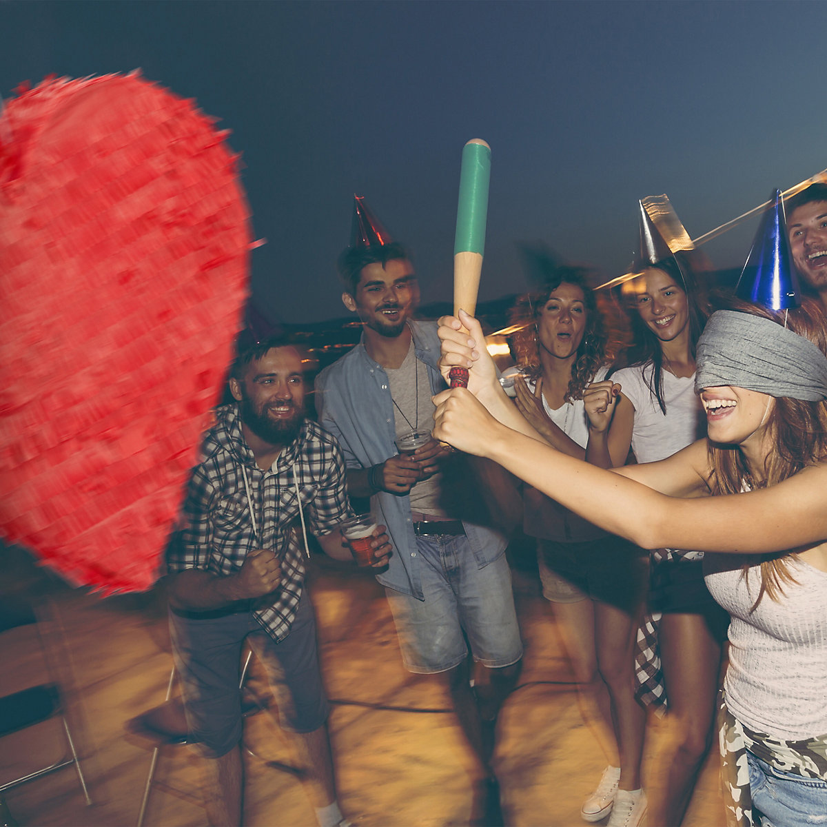 Rote Pinata in Herz-Form