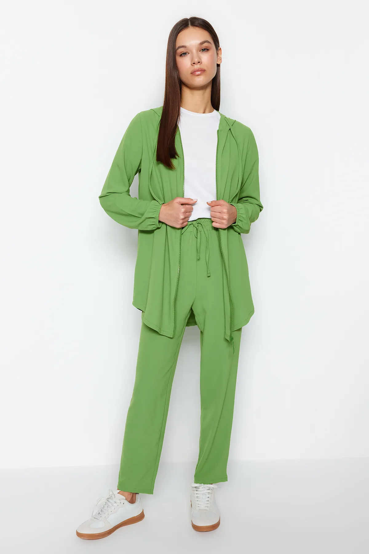 Trendyol Modest  Grünes Set aus Cardigan und Hose mit Kapuze und gewebtem Unterteil und Oberteil TCTSS22US0026