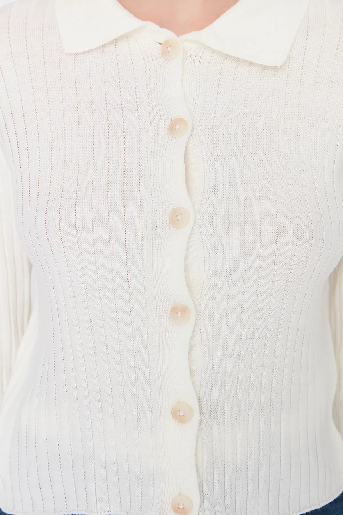 Trendyol Collection  Ecrufarbener Strickcardigan mit Polokragen TWOAW23HI00143