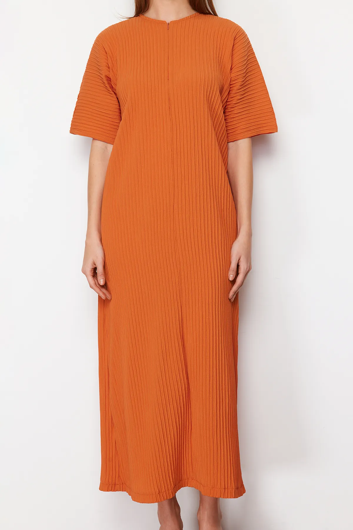 Trendyol Modest  Gefliestes Kleid mit Reißverschluss vorne und gewebtem Detail TCTSS24EB00172