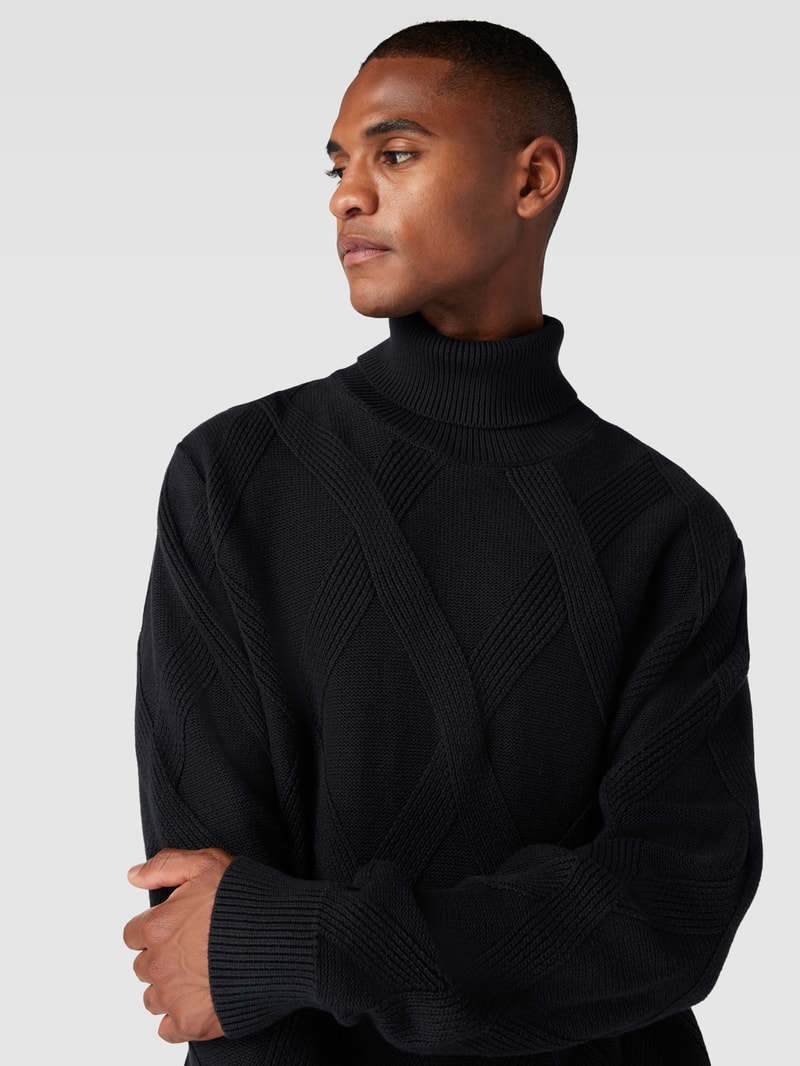 Strickpullover mit Rollkragen in schwarz