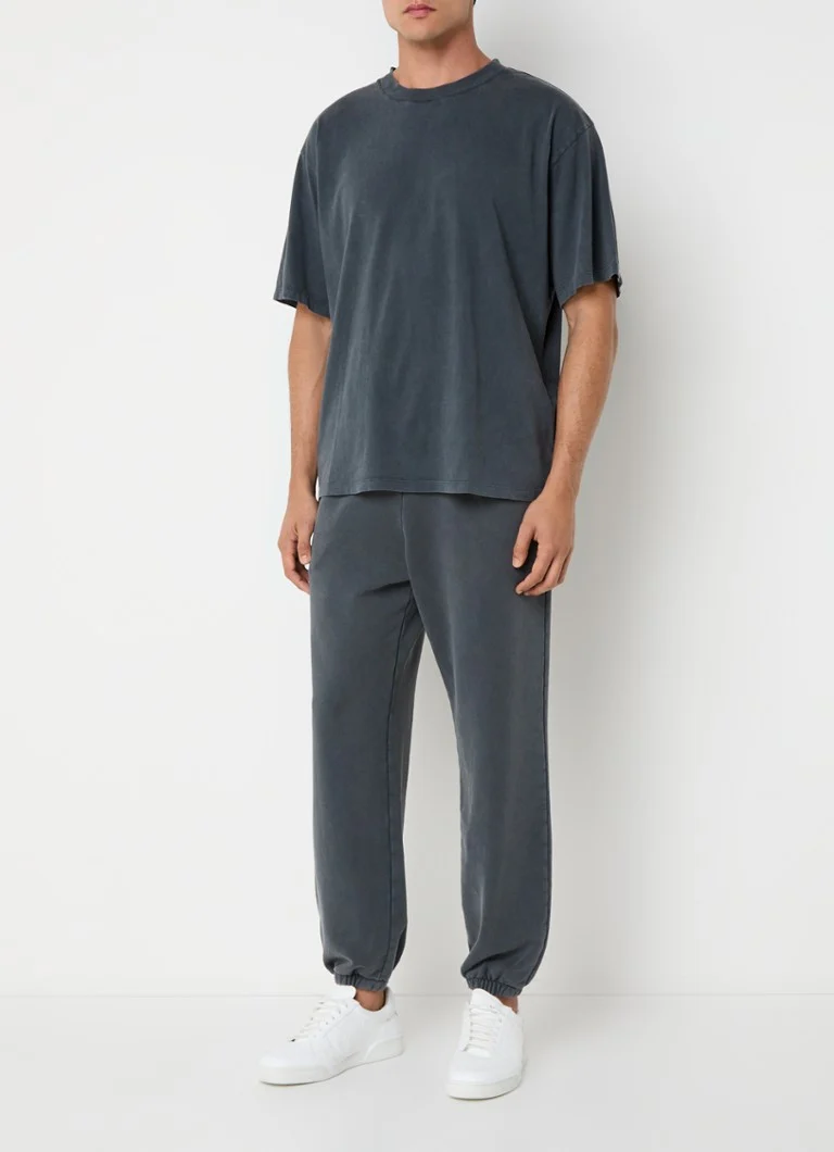 Pantaloni de trening Sandro slim fit, cu finisaj spălat și buzunare laterale.