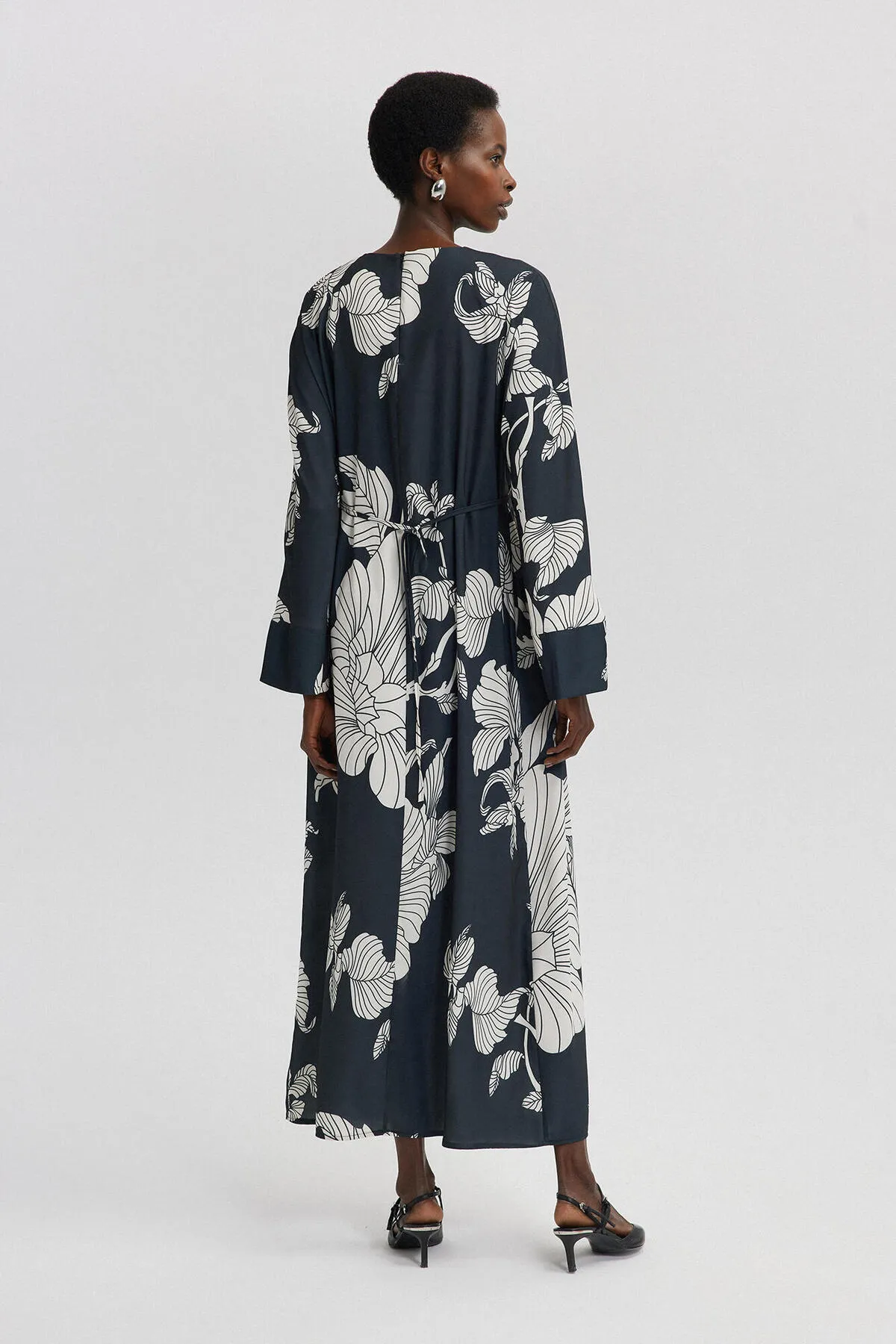 Touché Privé  KLEID AUS SATIN MIT GÜRTEL
