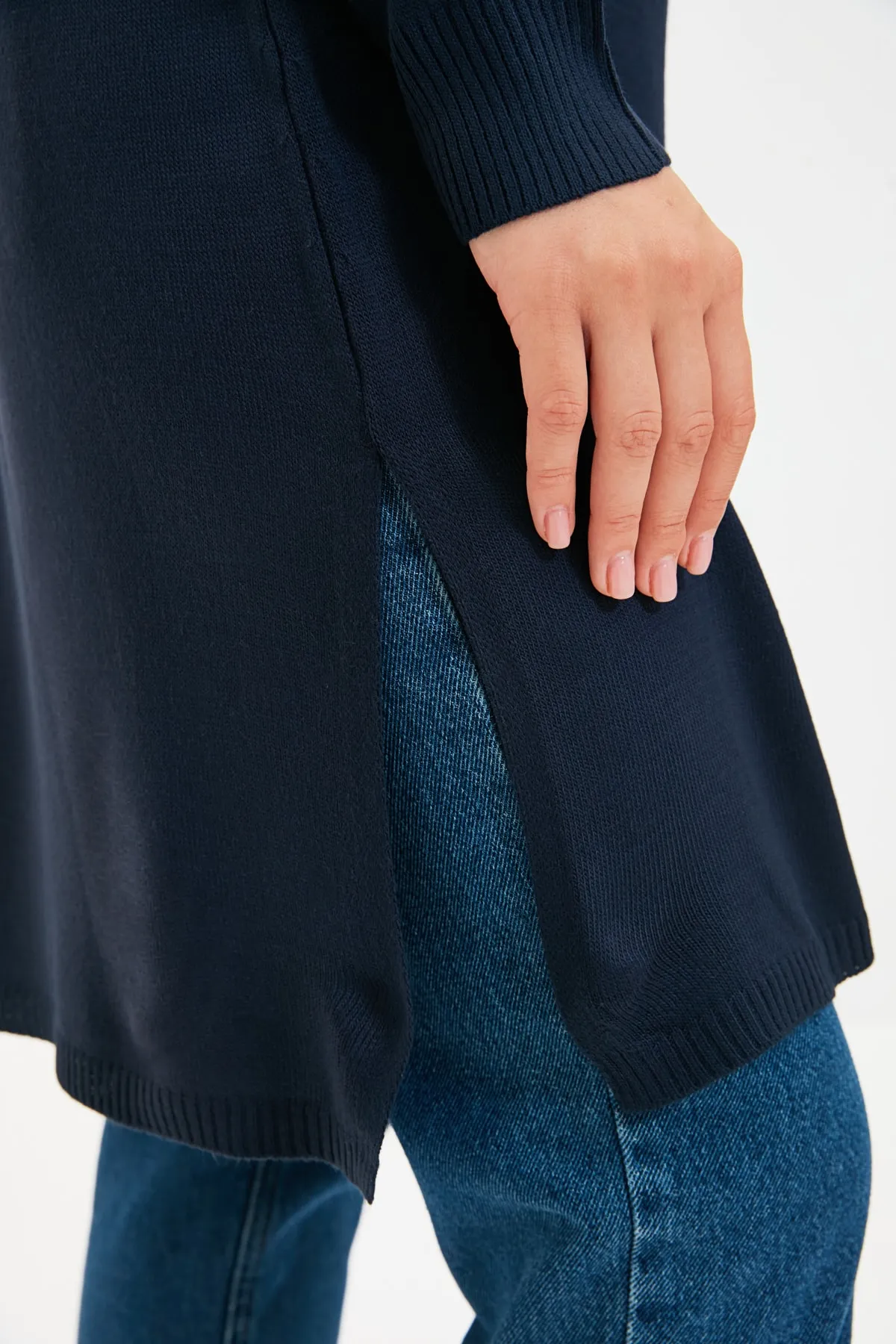 Trendyol Modest  Marineblauer langer Tiko-Pullover mit Rundhalsausschnitt TCTAW22AK0132