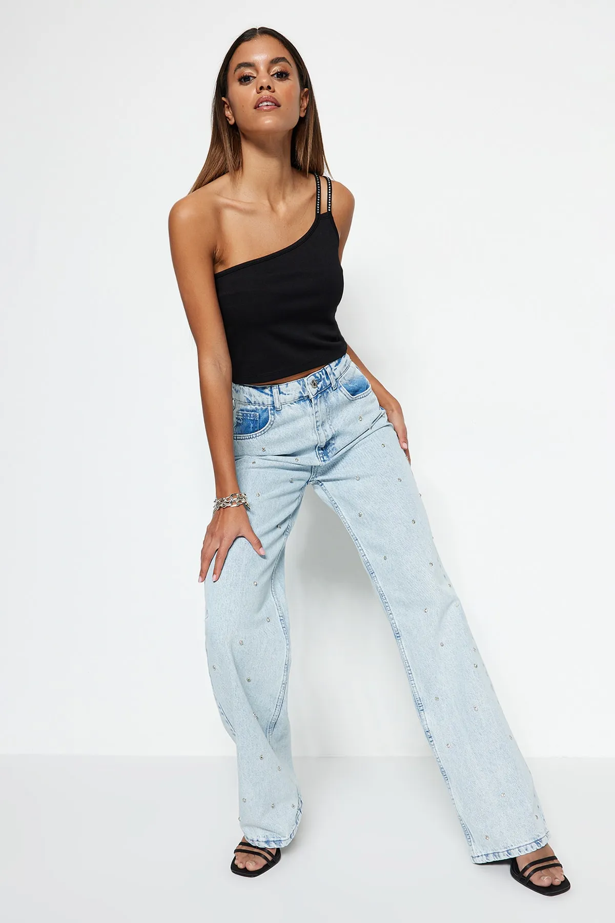 Trendyol Collection  Hellblaue Jeans mit hoher Taille und weitem Bein und Steindetail TWOSS23JE00053