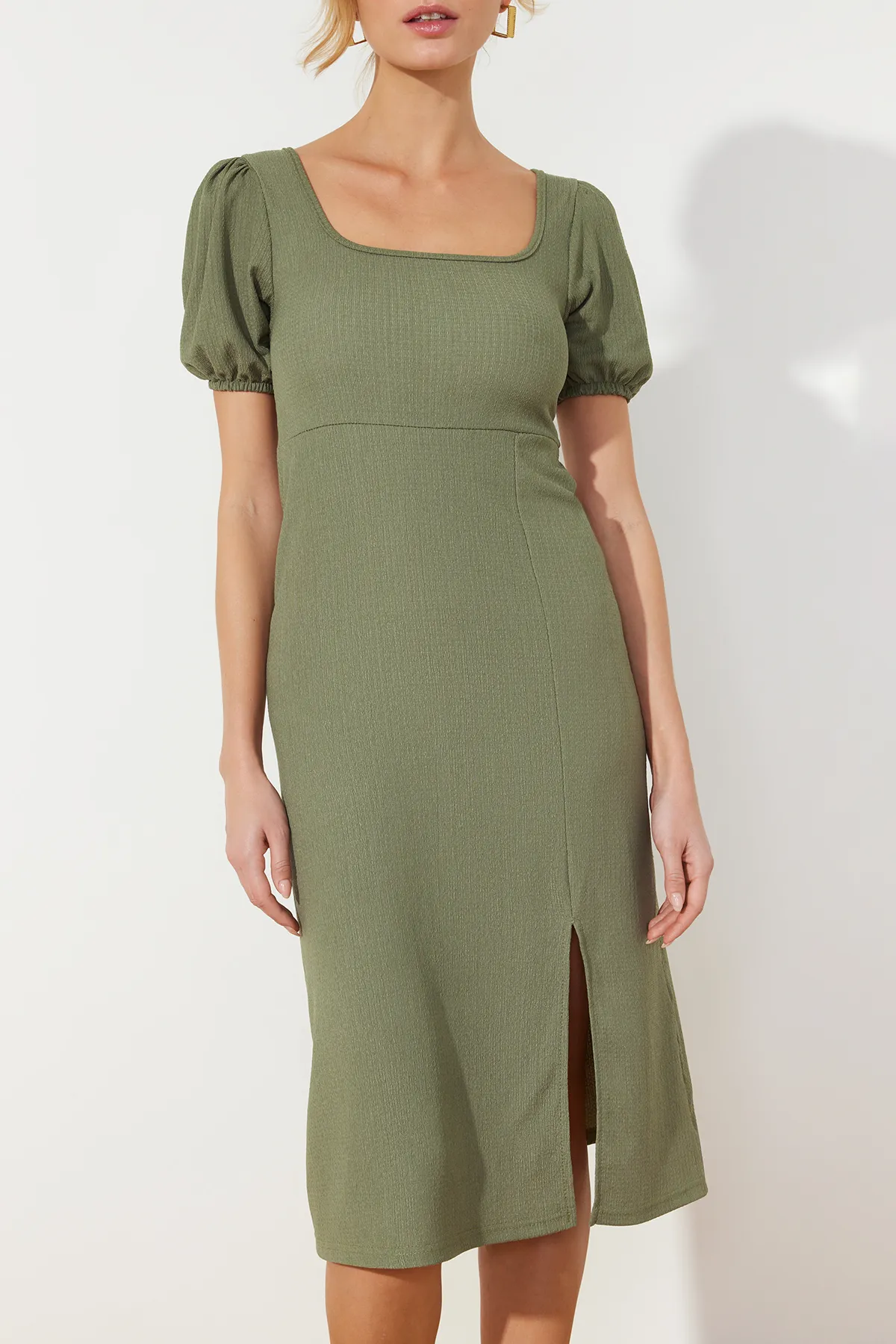 Trendyol Collection  Khakifarbenes A-Linien-Strickkleid mit quadratischem Kragen, Ballonärmeln, Schlitzdetail, Wickel-/strukturiertem Midi-Strickkleid TWOSS23EL01533
