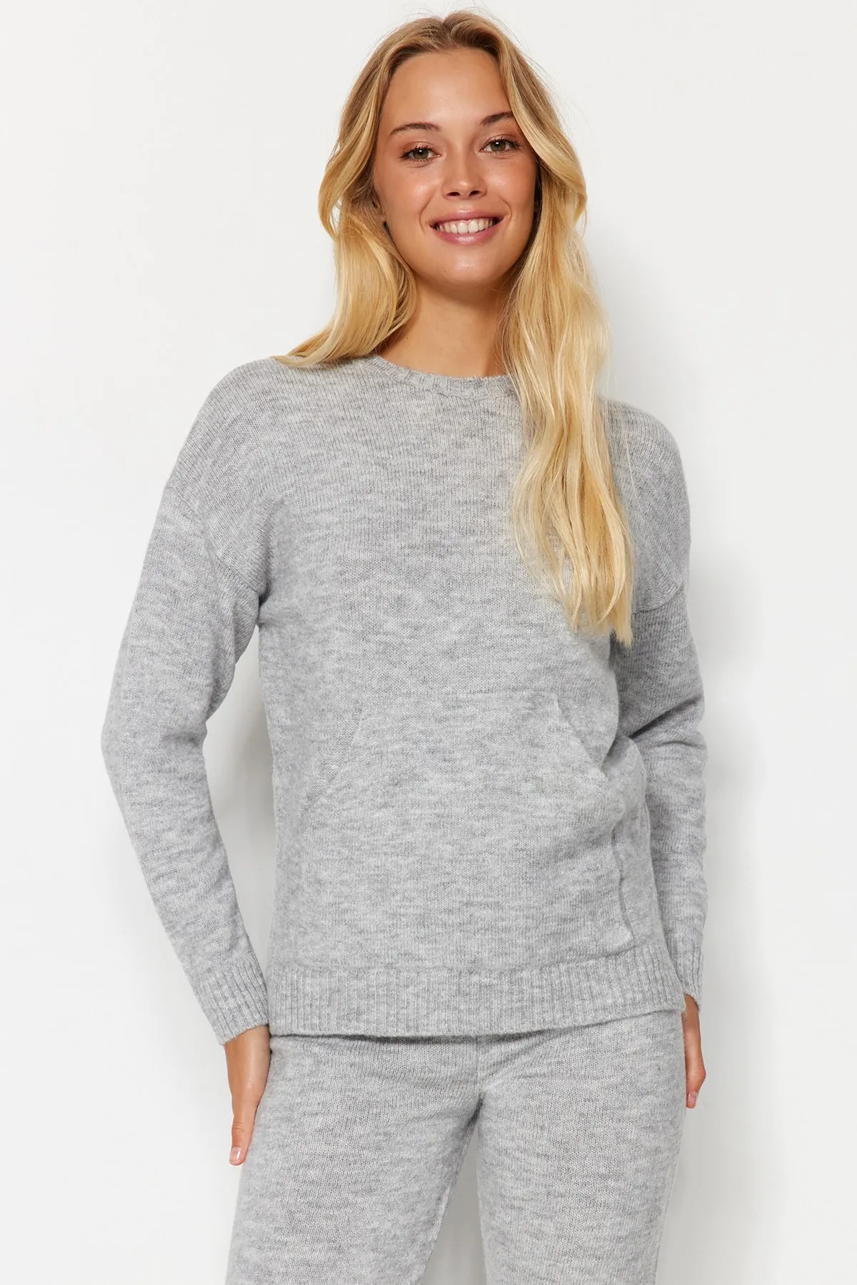 Trendyol Collection  Graues, weich strukturiertes Basic-Strickoberteil und -unterteil-Set TWOAW24AU00100