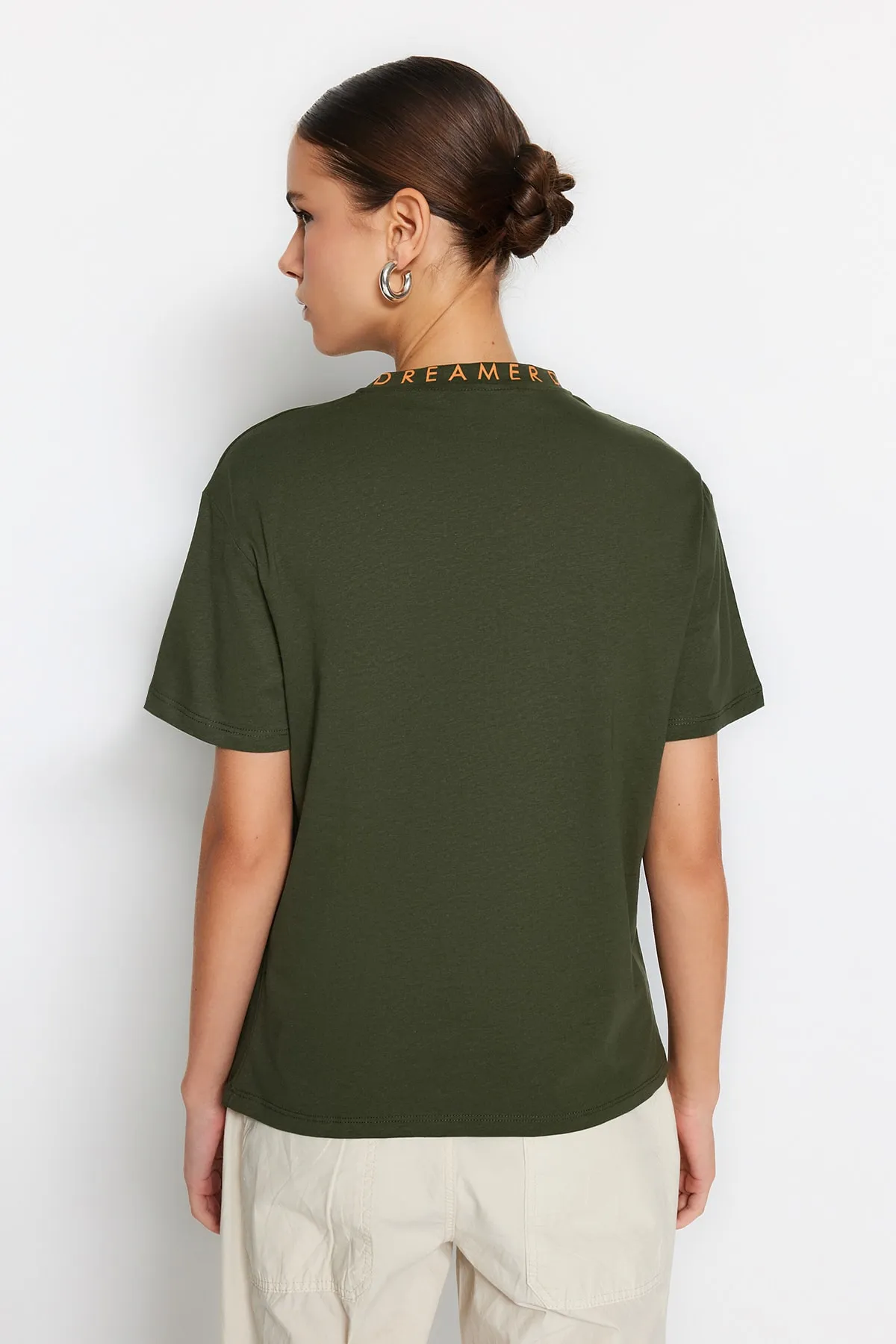Trendyol Collection  Grünes Basic-Strick-T-Shirt aus 100 % Baumwolle mit Slogan-Print und Stehkragen TWOAW20TS0099
