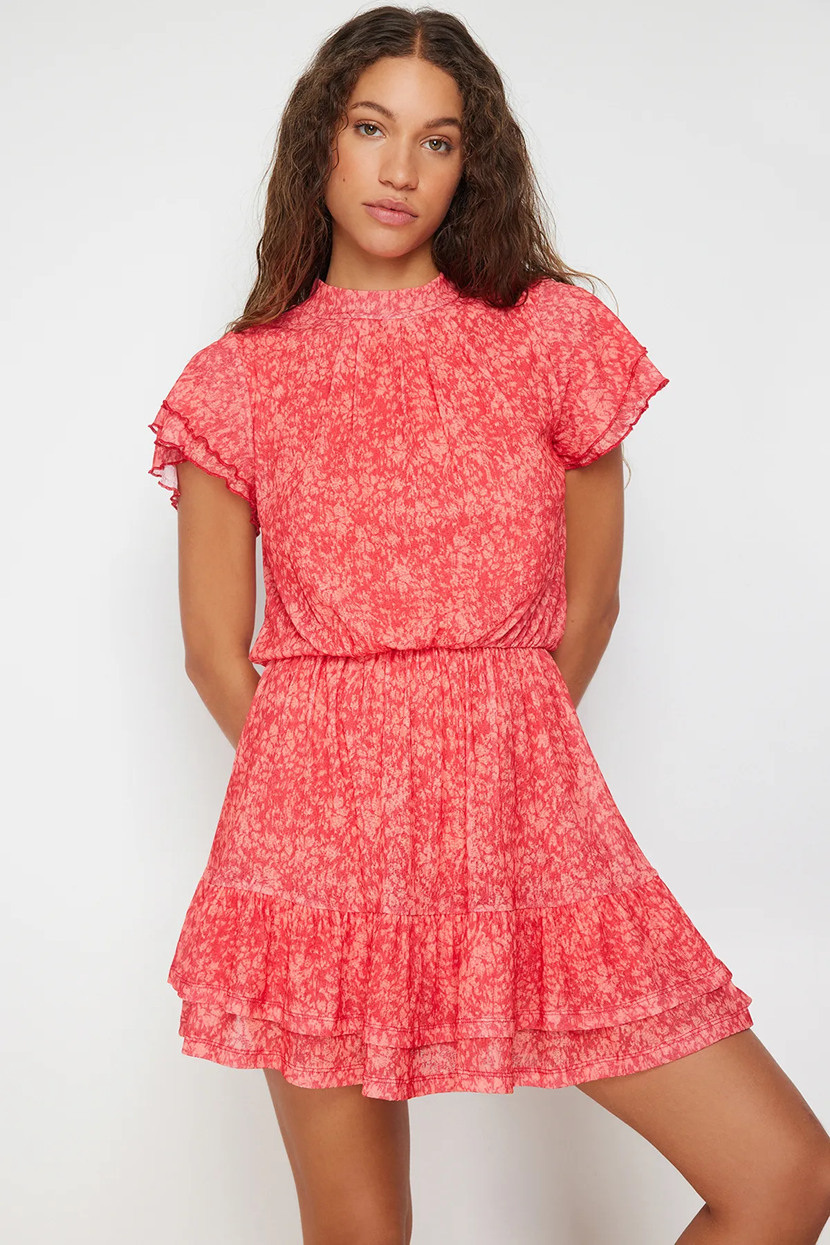 Trendyol Collection  Roter, speziell strukturierter Rock mit Rüschen, Mini, kurzen Ärmeln, Stehkragen, dehnbares Strick-Minikleid TWOSS24EL00485