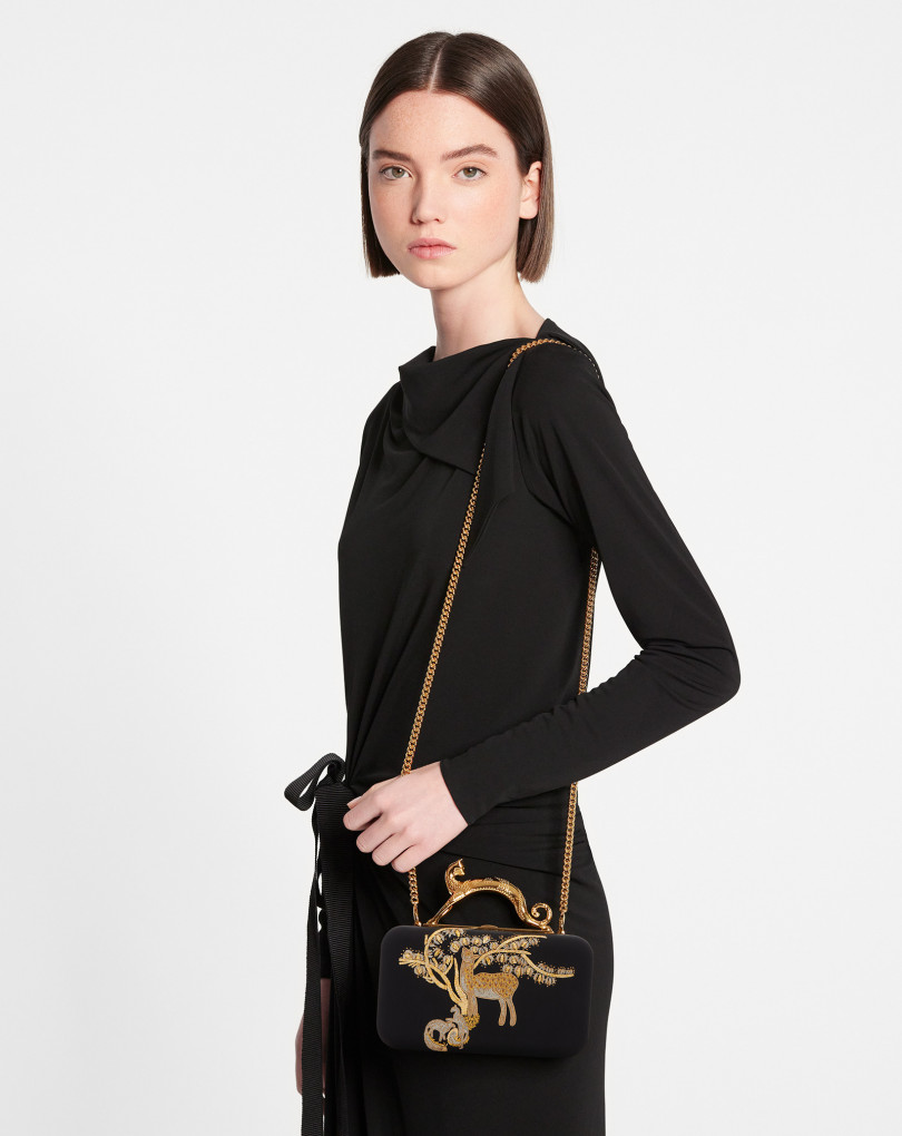 Minaudière en satin brodé