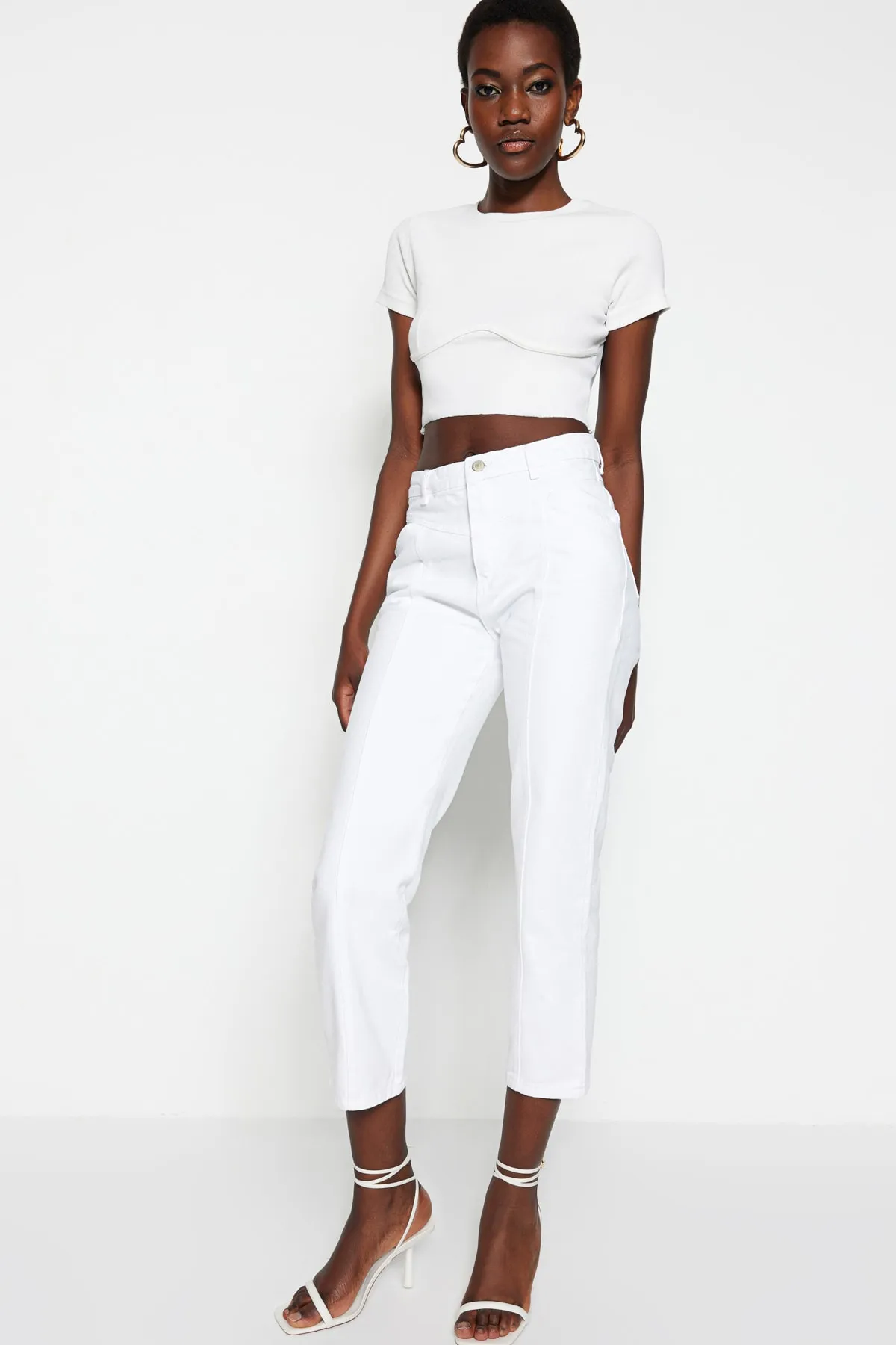 Trendyol Collection  Weiße High Waist Straight Jeans mit Taillendetail TWOSS20JE0425