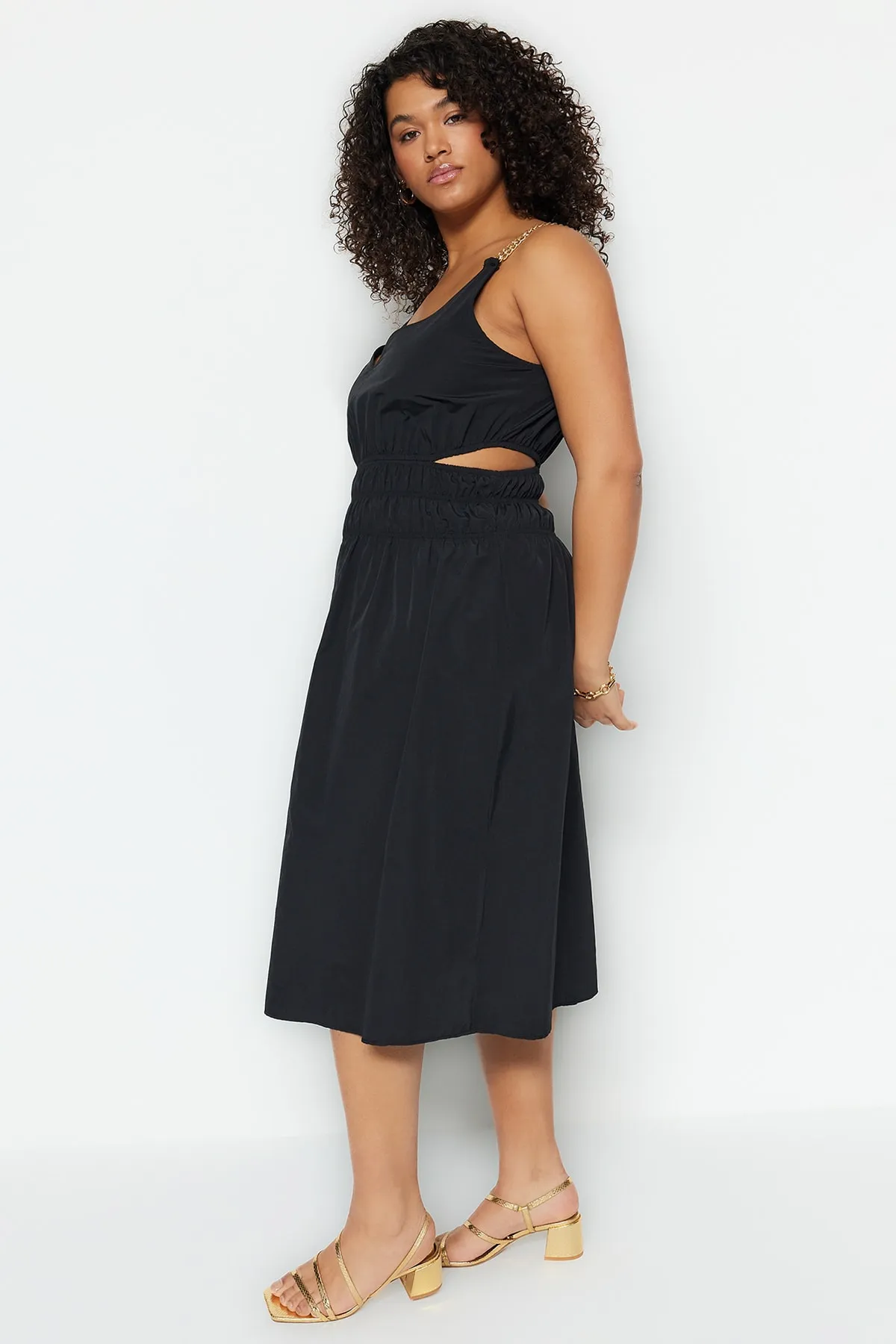 Trendyol Curve  Schwarzes Kleid mit gewebten Ketten-Accessoires TBBSS23AH00043
