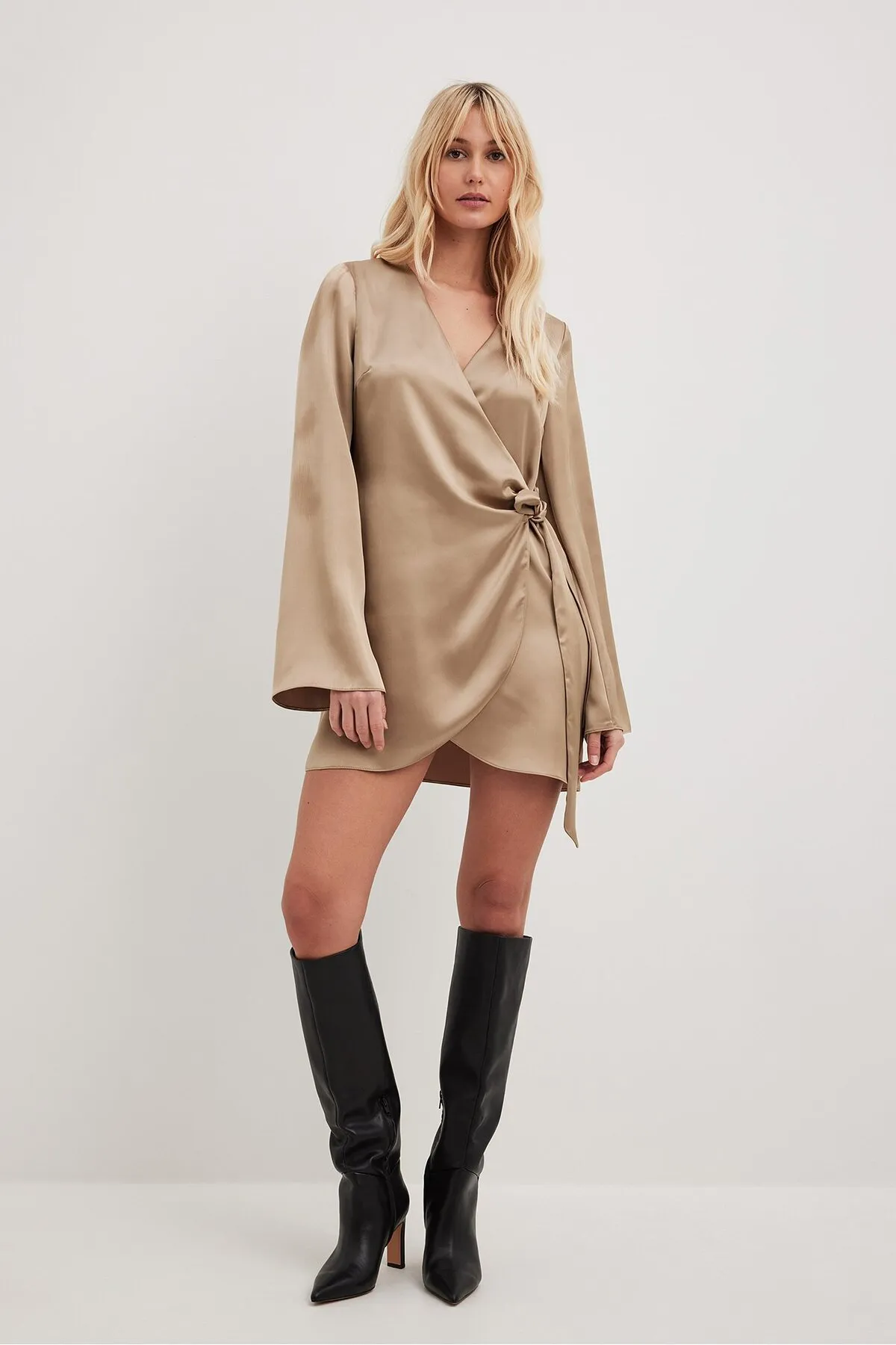 NA-KD  Wickelkleid aus Satin