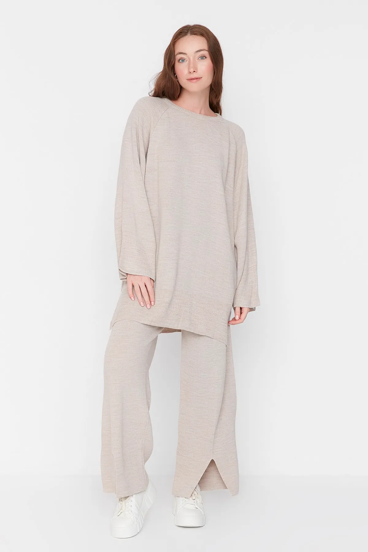 Trendyol Modest  Strickset aus Pullover und Hose mit Schlitzdetail in Stein TCTAW23US00030