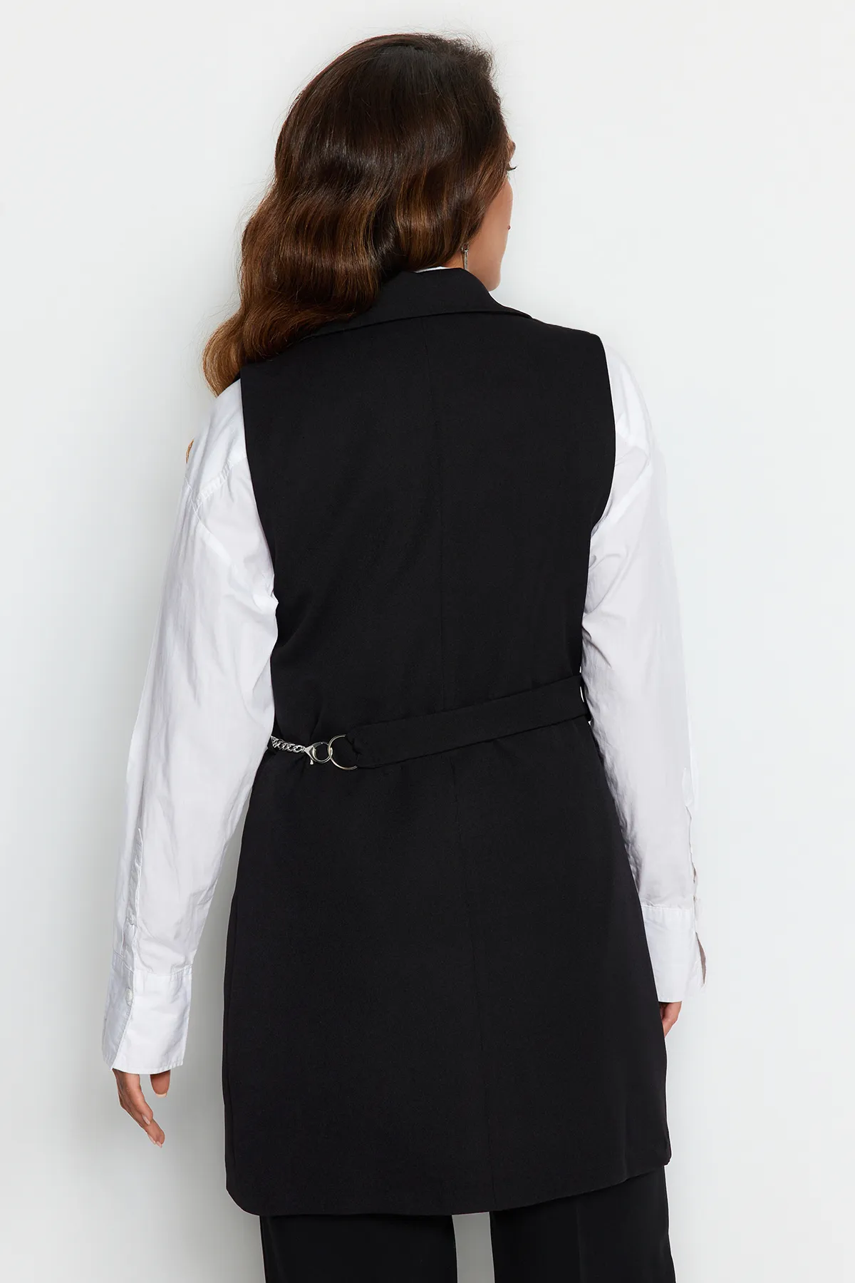 Trendyol Modest  Schwarze, detaillierte Webweste mit Kettengürtel TCTAW23YL00013