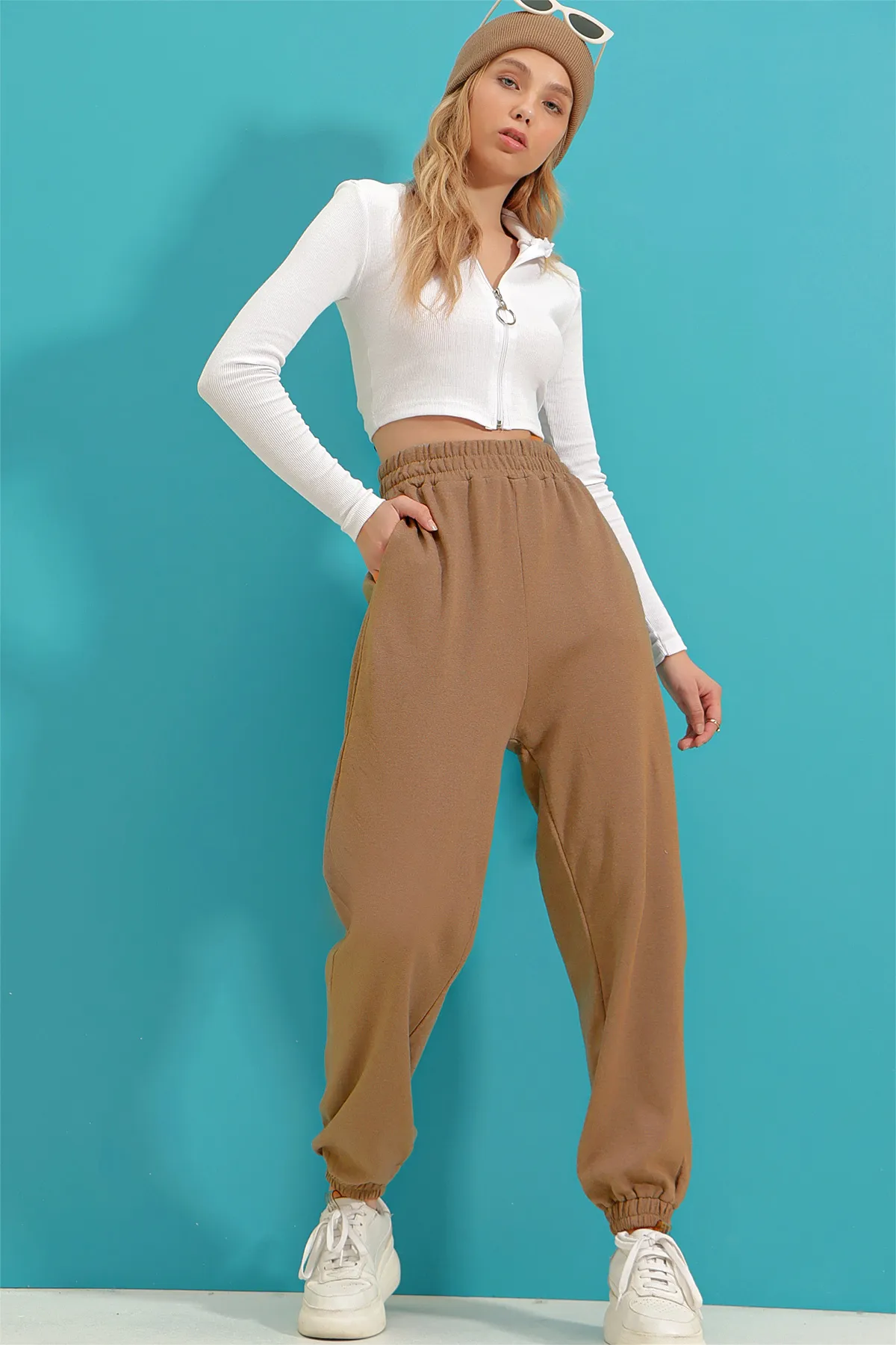 Trend Alaçatı Stili  Milchbraune Jogginghose mit hoher Taille und zwei gerippten Taschen an der Innenseite für Damen ALC-X9365