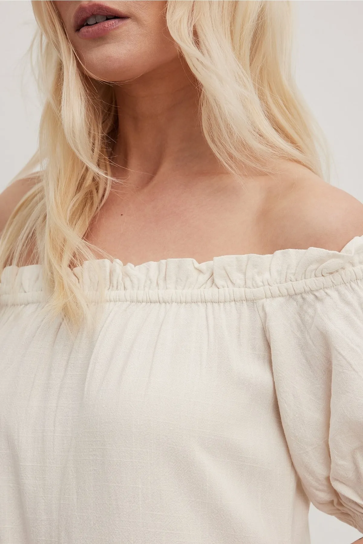 NA-KD  Schulterfreies, fließendes Midikleid