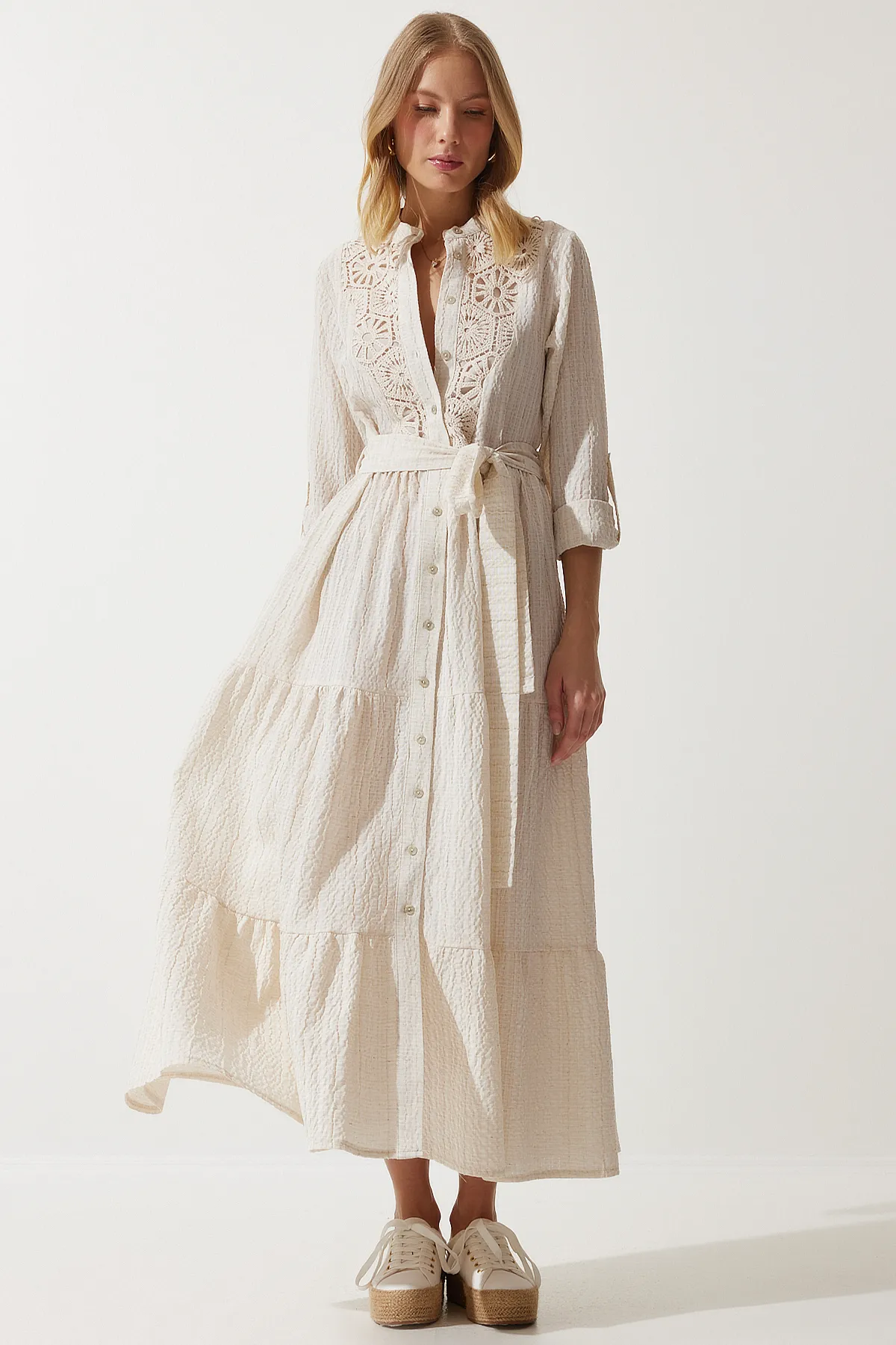 Happiness İstanbul  Cremefarbenes, langes Hemdkleid aus Leinen mit Volant und Spitze für Damen, DM00133