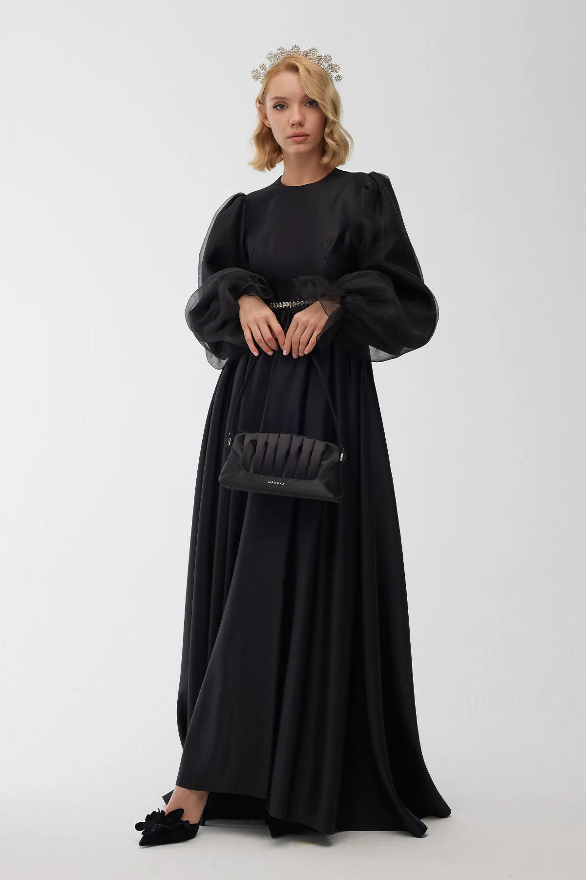 Manuka  Abendkleid aus Satin mit Steingürtel in Schwarz