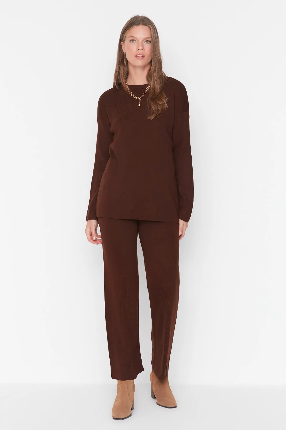 Trendyol Collection  Braunes Basic-Set aus Strickoberteil und -unterteil mit Rundhalsausschnitt TWOAW23AU00244