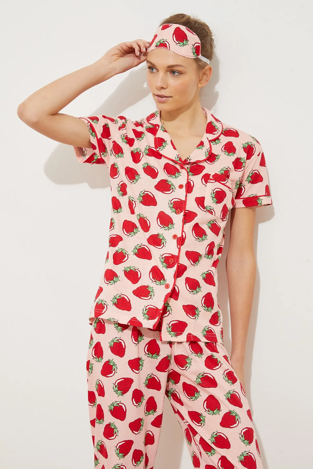Trendyol Collection  Rosafarbenes Pyjama-Set aus Strick mit Erdbeermuster und Paspelierung THMSS21PT0784
