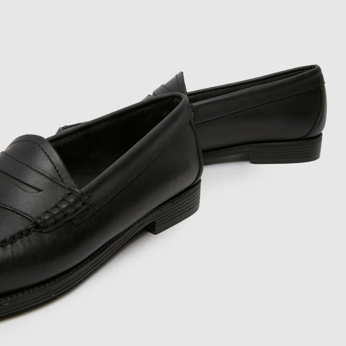 GH BASS – Svarta, enkla och platta loafers med dragkedja