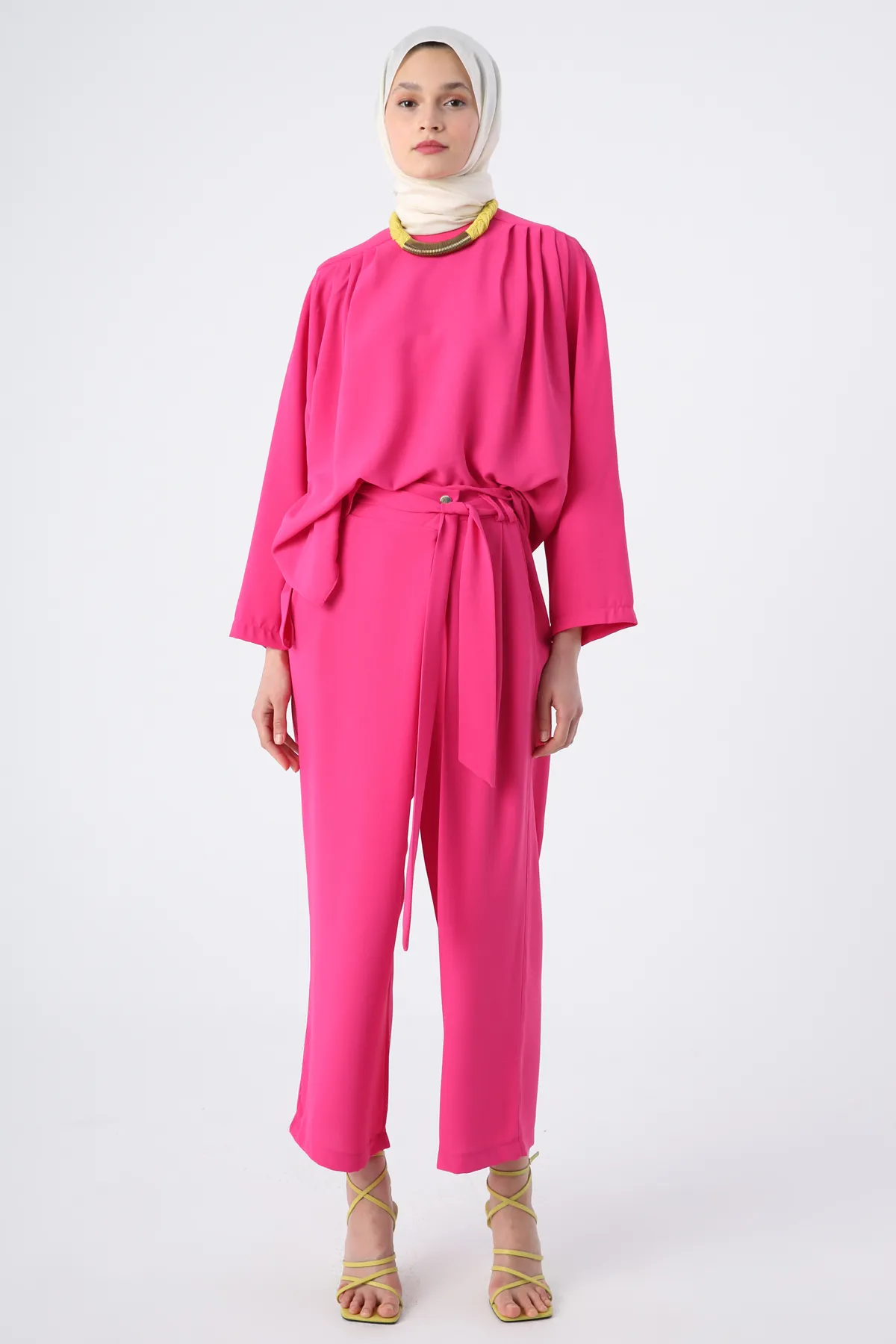 Ekrumoda  Fuchsiafarbener Anzug mit Gürtel, Faltendetail an den Schultern und Hose mit weitem Bein
