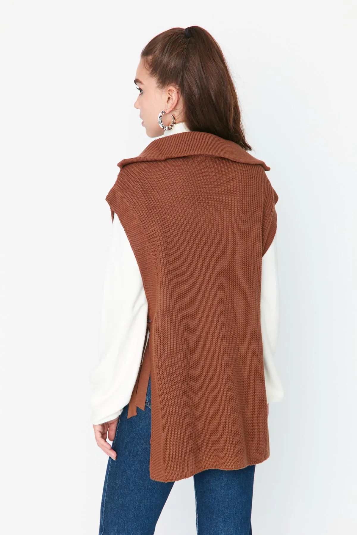 Trendyol Modest  Brauner Strickpullover mit seitlichem Bindeband und Reißverschlusskragen, detaillierter Strickpullover TCTAW22UV0009