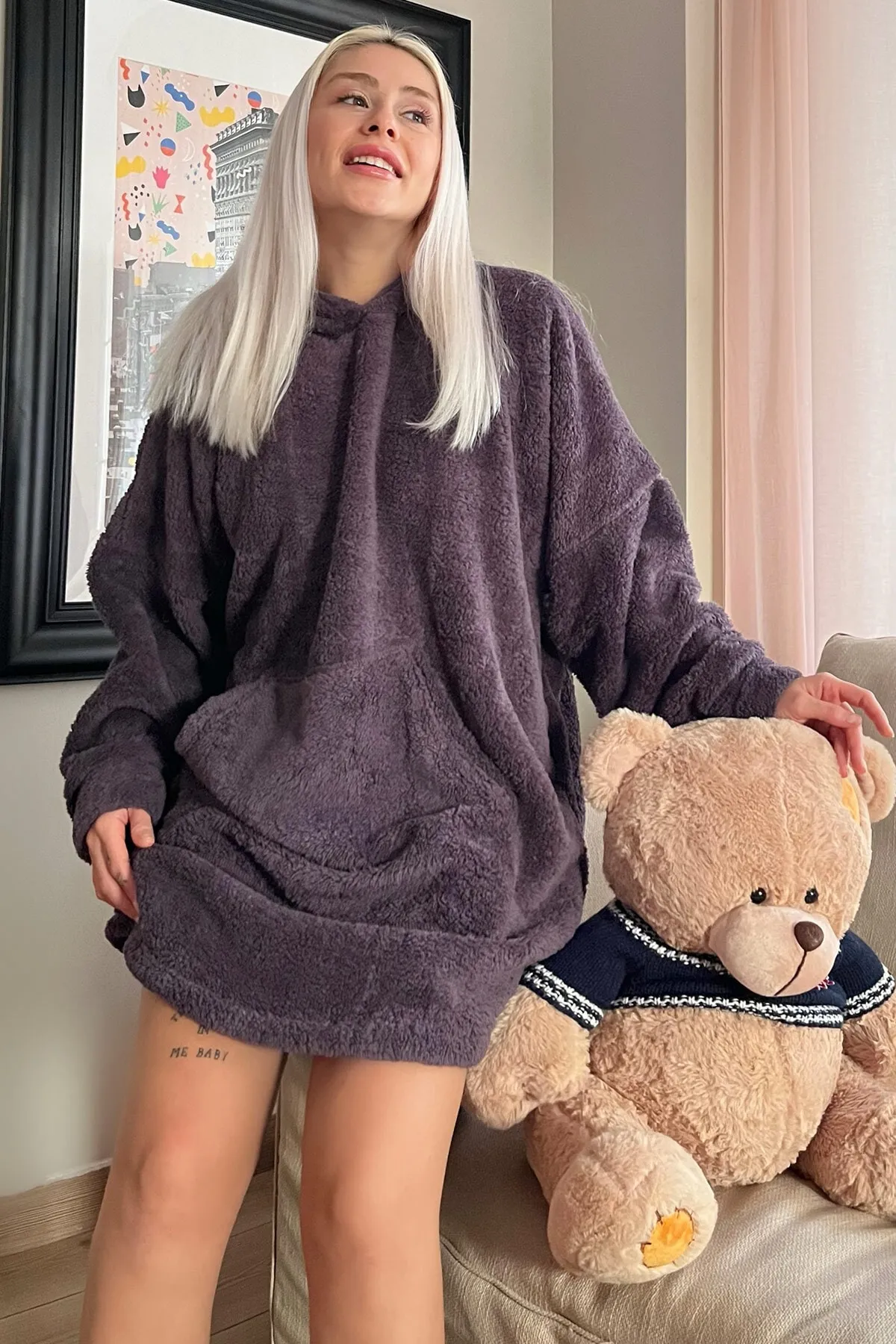 Pijamaevi  Auberginenlila Kapuzen-Pyjama aus vollplüschigem, übergroßem Sweat-Poncho