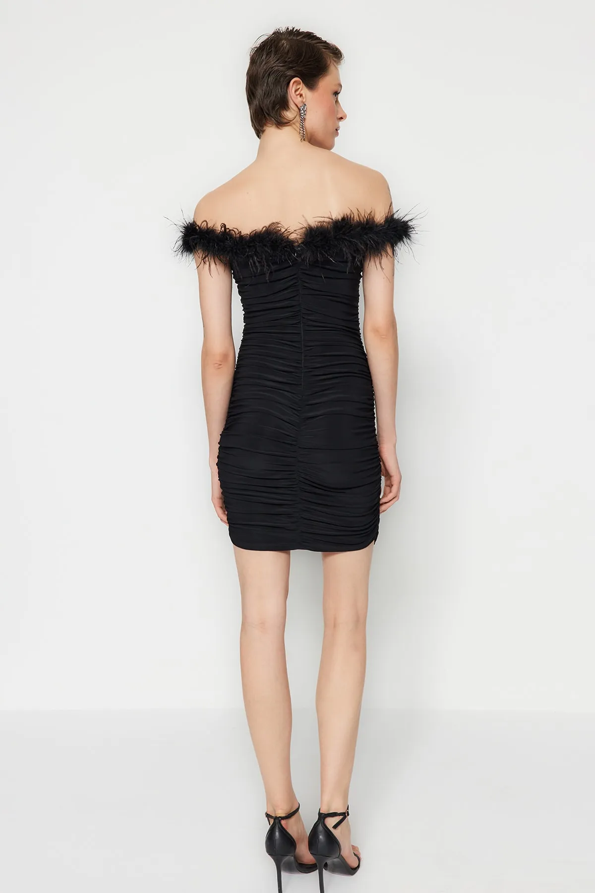 Trendyol Collection  Schwarzes, tailliertes, gestricktes, ärmelloses Abendkleid TPRSS23EL00449