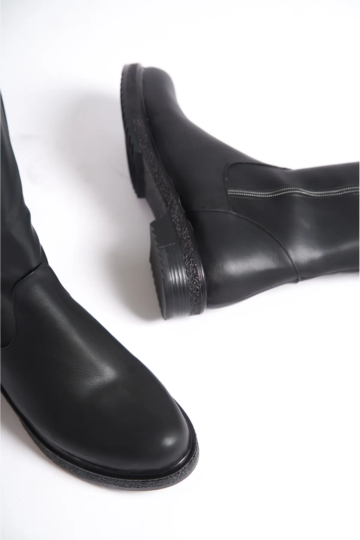 Capone Outfitters  Unterhalb des Knies Damenstiefel mit externem seitlichem Reißverschlusszubehör und innerem seitlichem Reißverschluss