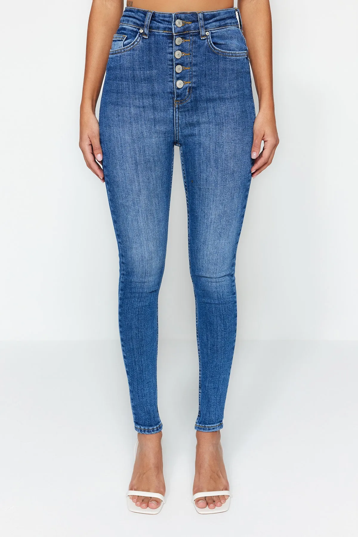 Trendyol Collection  Dunkelblaue Skinny Jeans mit Knopfleiste vorne und hoher Taille TWOSS23JE00077