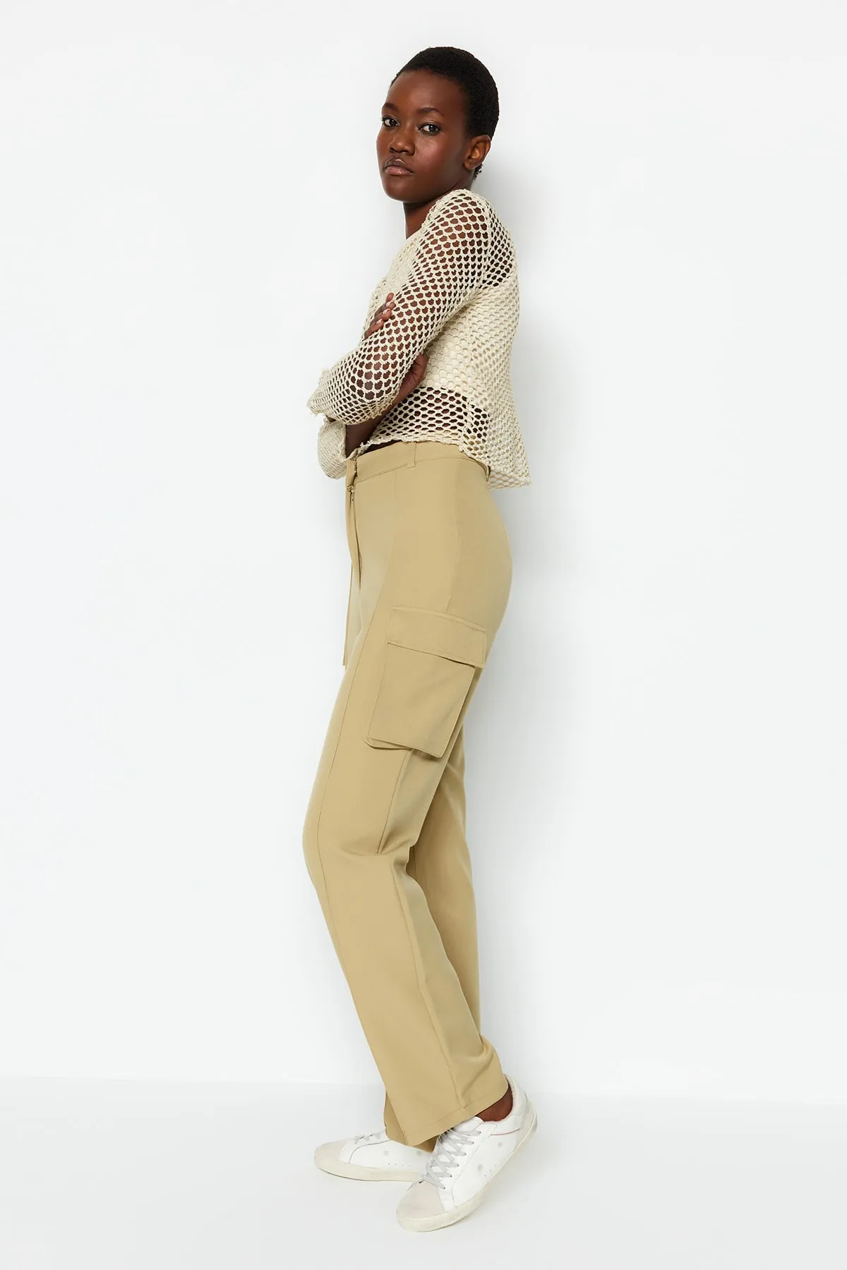 Trendyol Collection  Helle Khaki-Cargo-Hose mit geradem Schnitt und gewebten Doppeltaschen TWOAW22PL0343
