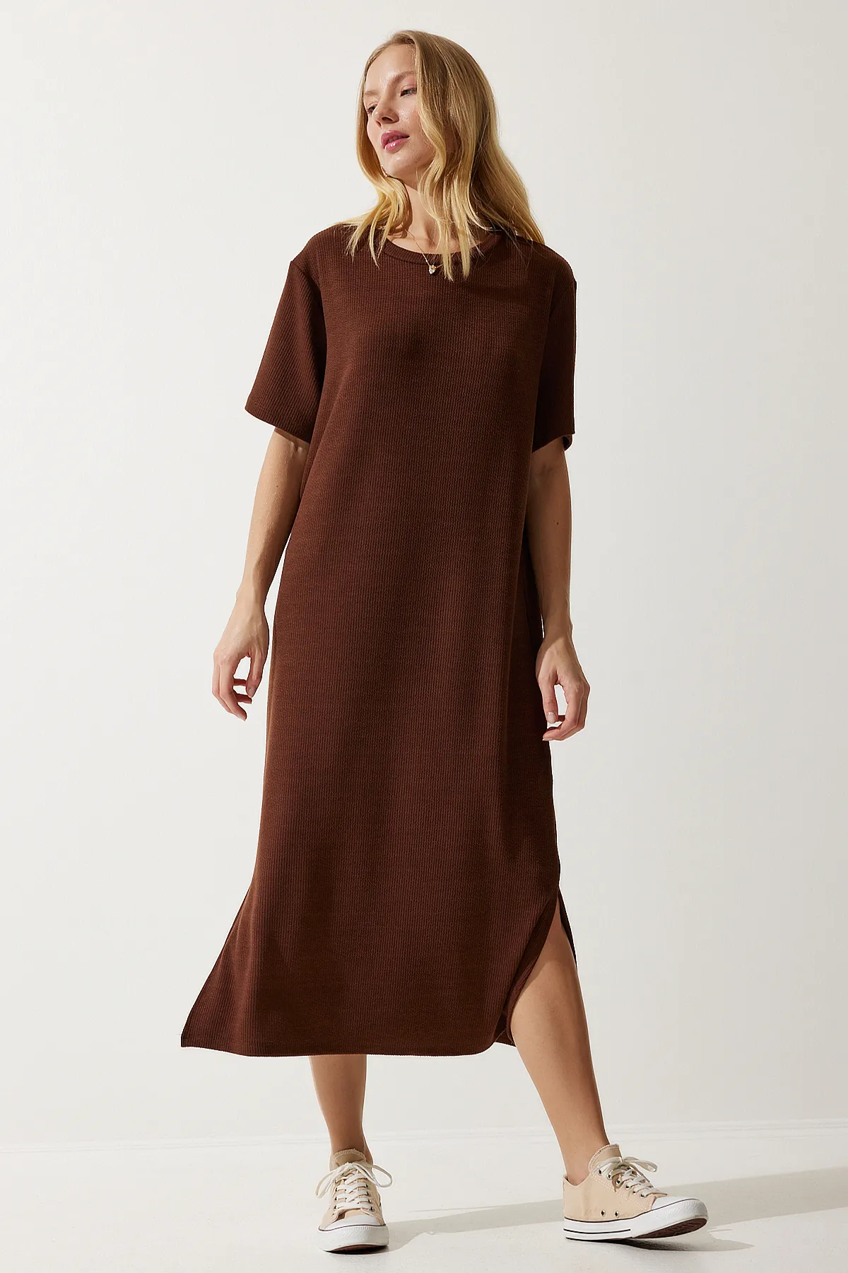 Happiness İstanbul  Braunes geripptes Strickkleid mit Rundhalsausschnitt für Damen DZ00111