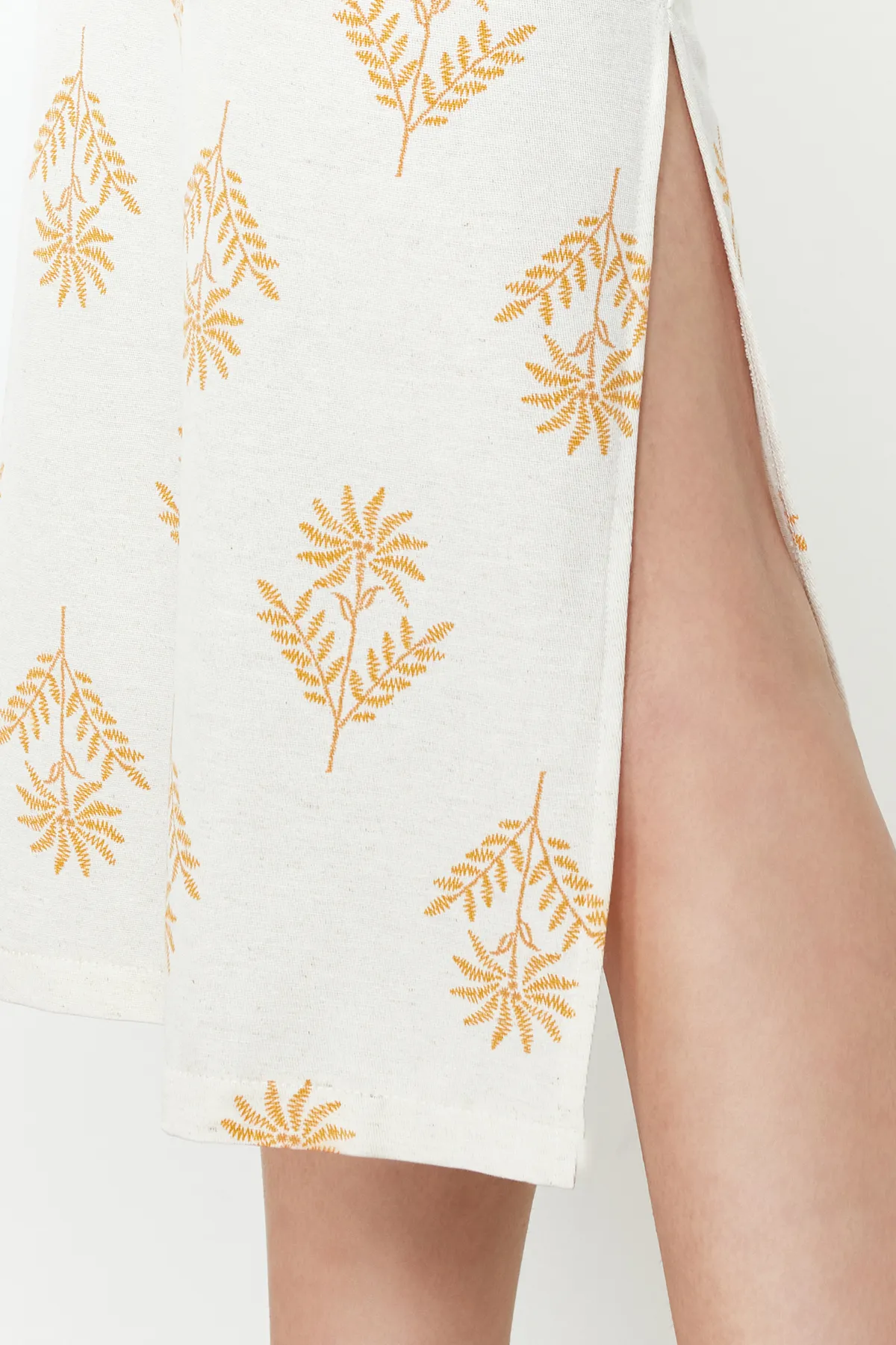 Trendyol Collection  Ecrufarbenes, gerade geschnittenes Midi-Gewebekleid mit ethnischem Muster TWOSS24EL00935