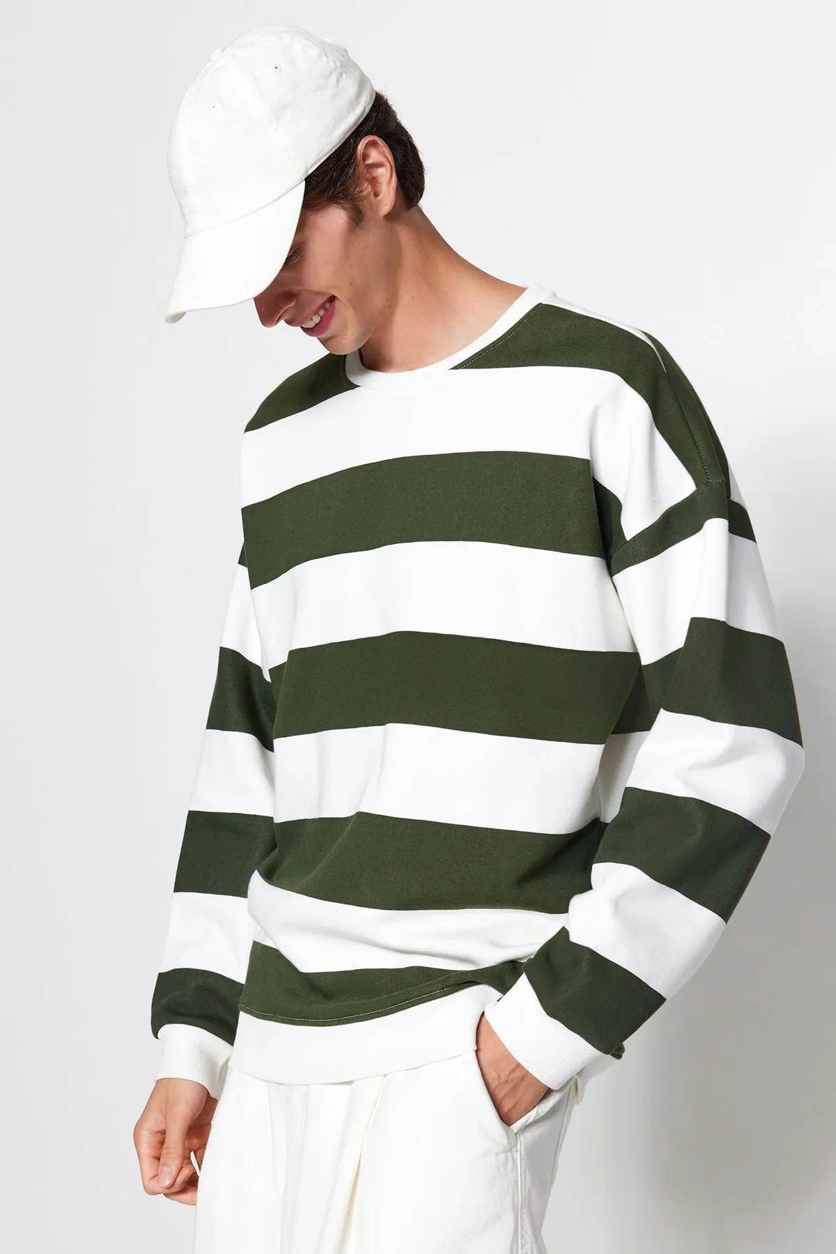 Trendyol Collection  Grünes Unisex-Sweatshirt aus Baumwolle in Übergröße/weitem Schnitt mit gestreiftem Fleece TMNAW24SW00098