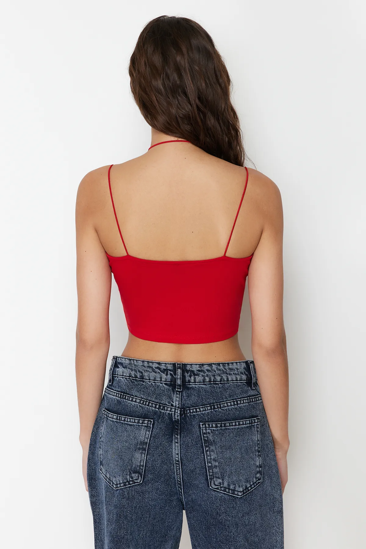 Trendyol Collection  Rotes Neckholder-Tanktop mit Spaghettiträgern aus dehnbarer Baumwolle, kurz gestrickt TWOSS23AL00046