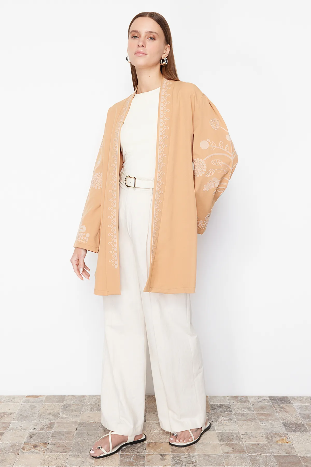 Trendyol Modest  Kamelfarbene, gewebte Tasse mit Stickerei & Ferace & Kimono TCTSS24KF00018
