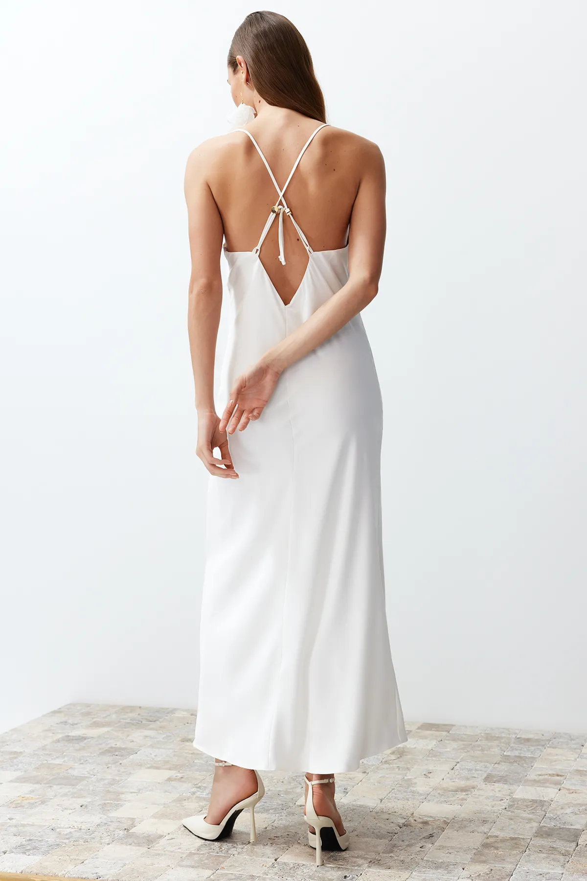 Trendyol Collection  Weißes Brautaccessoire aus Satin für Hochzeit/Nikah, elegantes Abendkleid TPRSS24EL00002