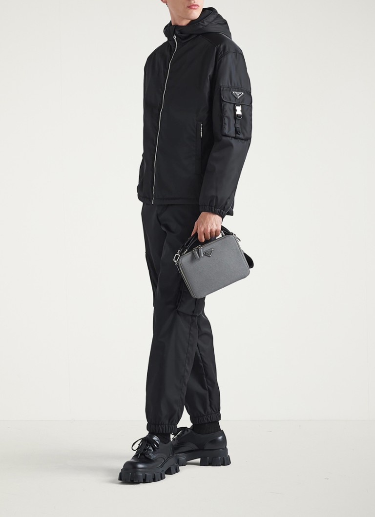 Pantaloni cargo lejeri de la Prada și pantaloni asortați.