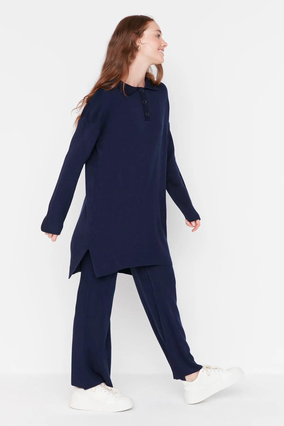 Trendyol Modest  Marineblaues Strickset mit Tunika und Hose mit Polokragen TCTAW22US0076