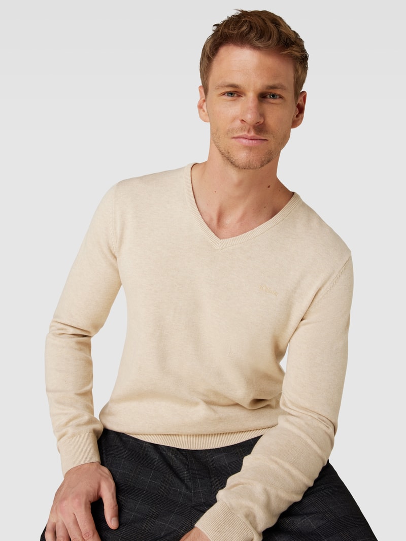 Strickpullover mit V-Ausschnitt in offwhite