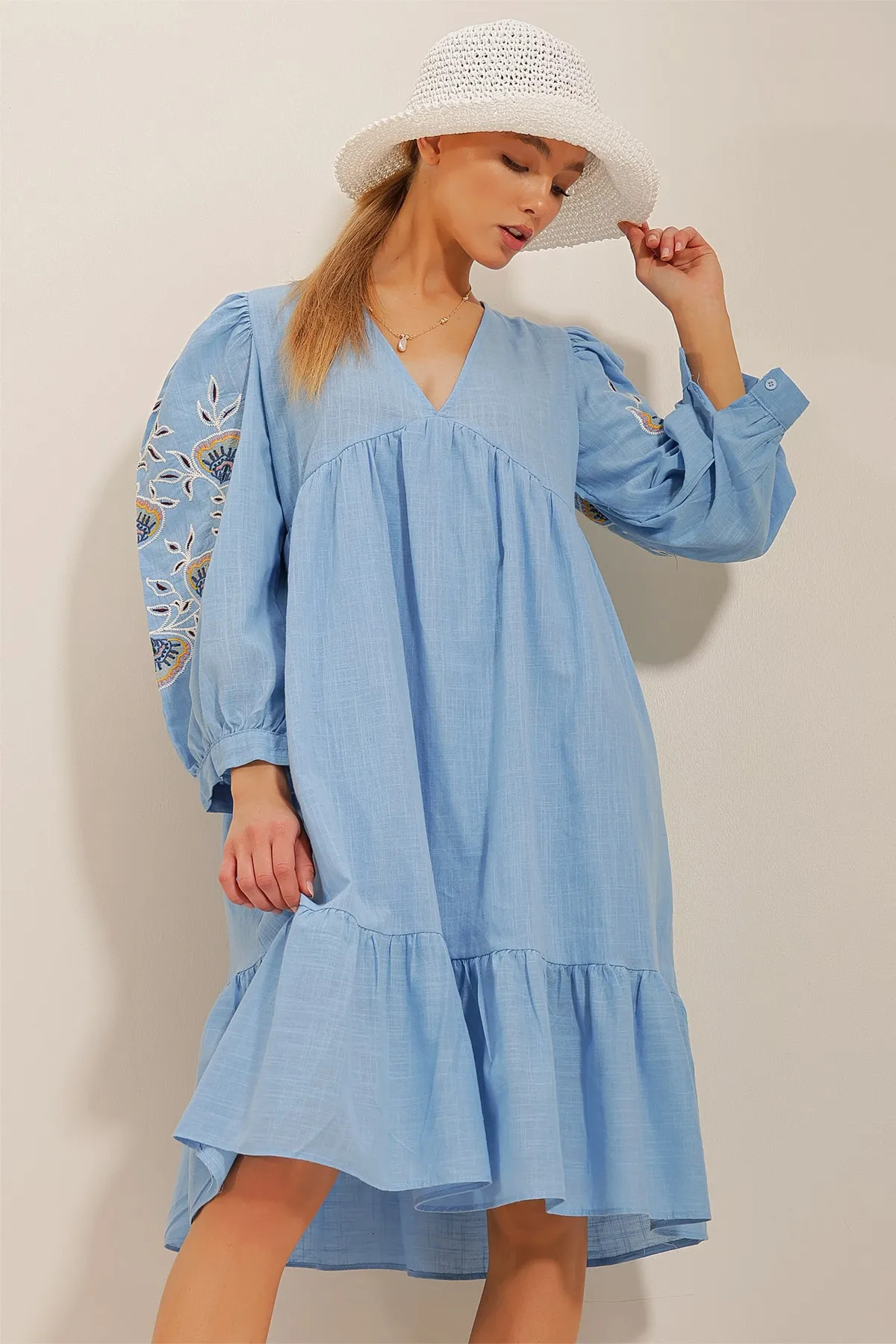 Trend Alaçatı Stili  Blaues, besticktes, gewebtes Leinenkleid für Damen mit V-Ausschnitt und Ärmeln ALC-X10659