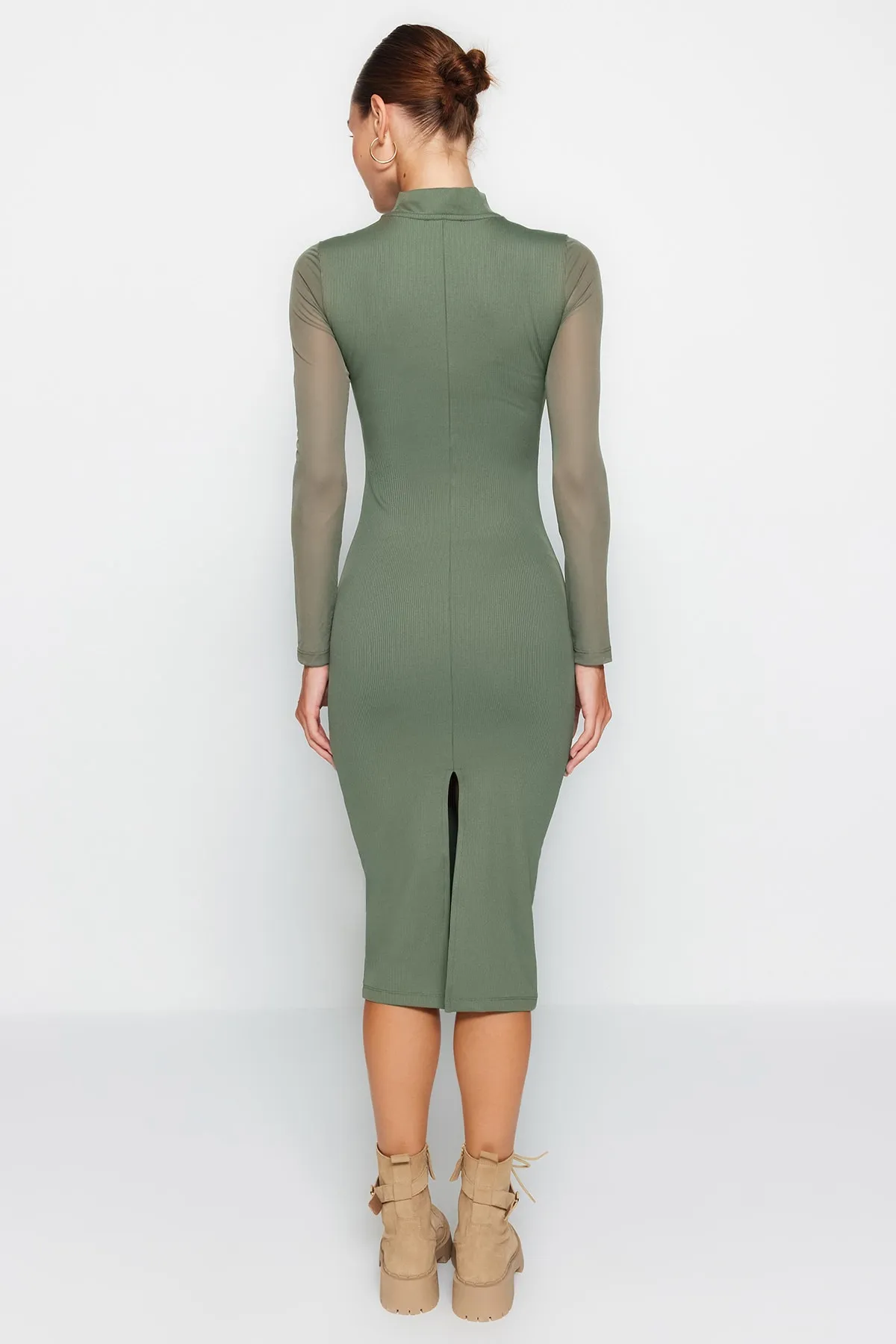 Trendyol Collection  Khakifarbenes, elegant geschnittenes Midi-Tüllkleid mit hohem Kragen und geripptem, flexiblem Strickkleid TWOAW24EL00177