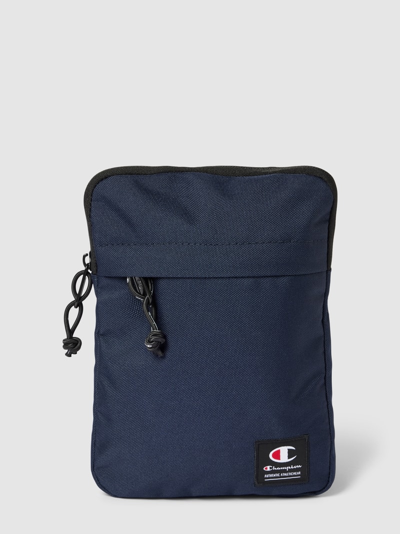Umhängetasche mit Label-Patch in marineblau