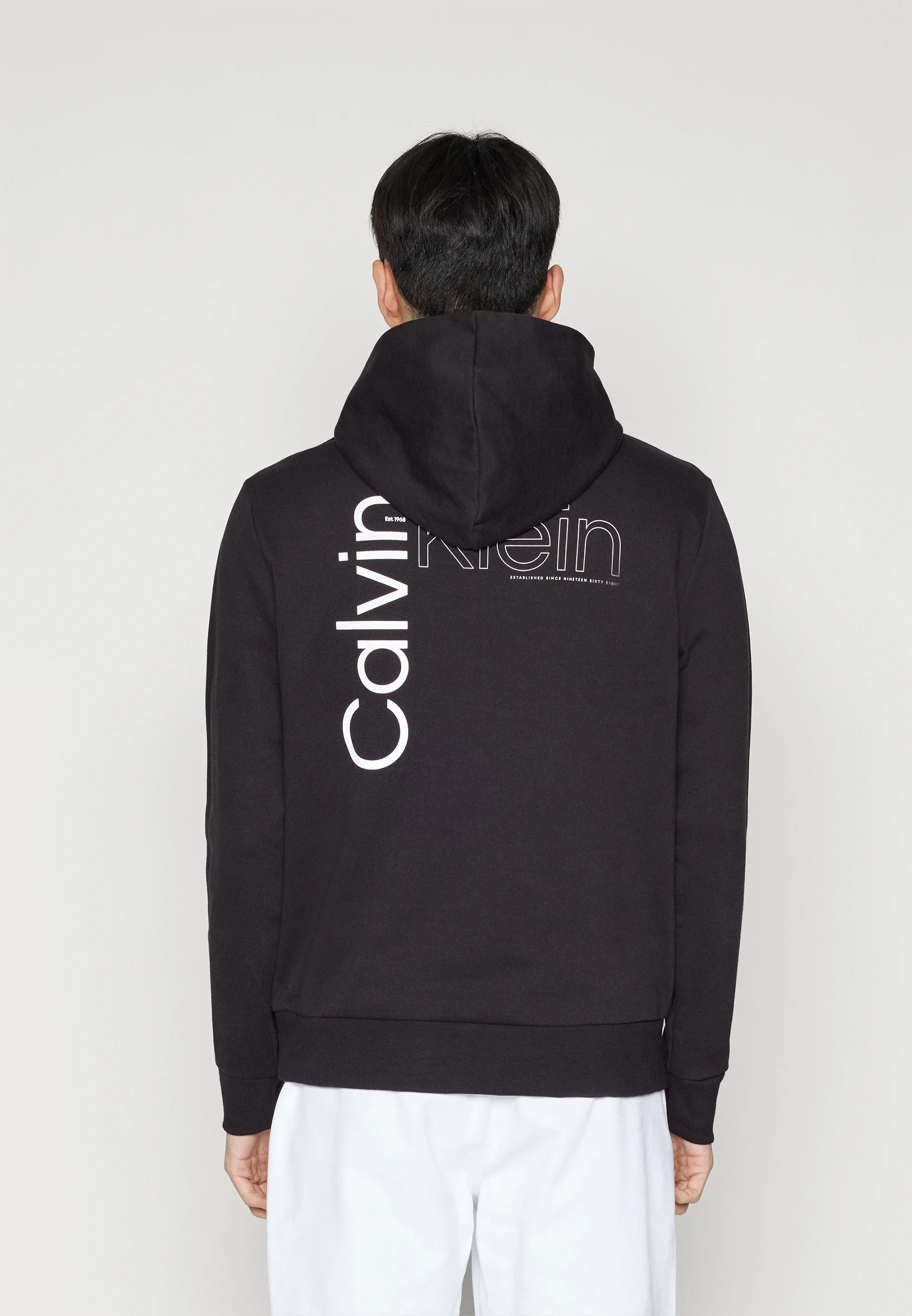Sudadera con capucha Calvin Klein con logo en la espalda en ángulo