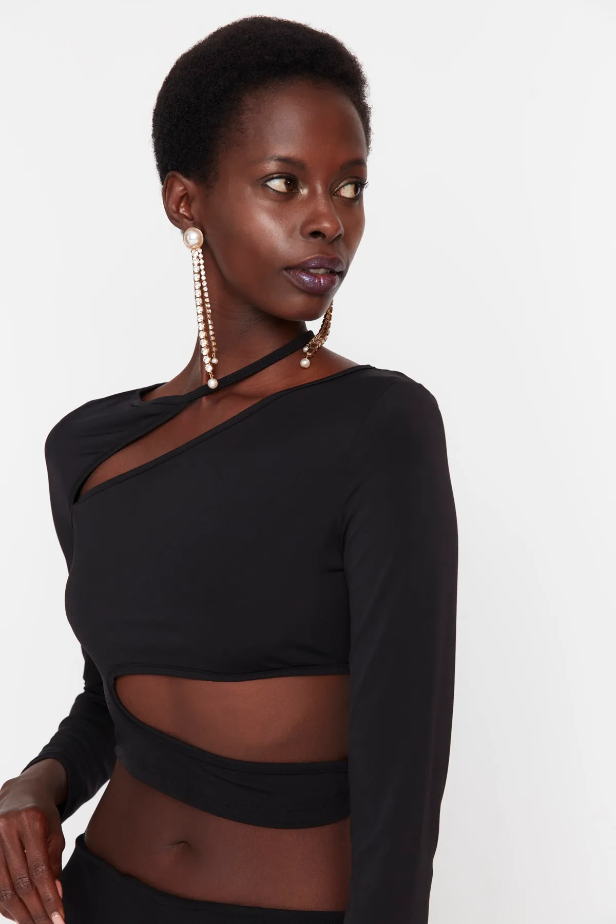 Trendyol Collection  Schwarze gestrickte Bluse mit Fenster-/Ausschnittdetails TPRAW23BZ00031