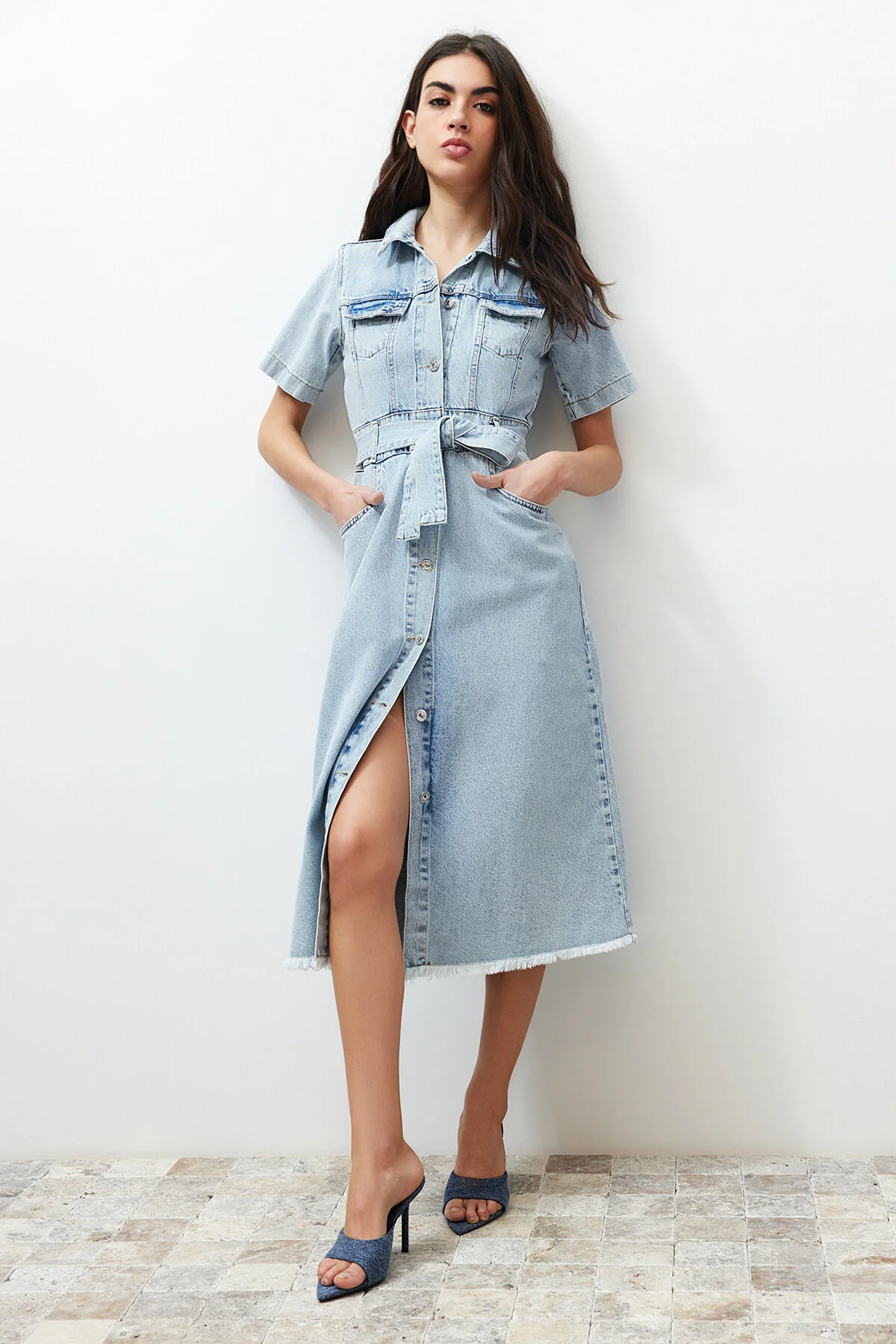 Trendyol Collection  Blaues Maxi-Jeanskleid mit Gürtel TWOSS24EL00377