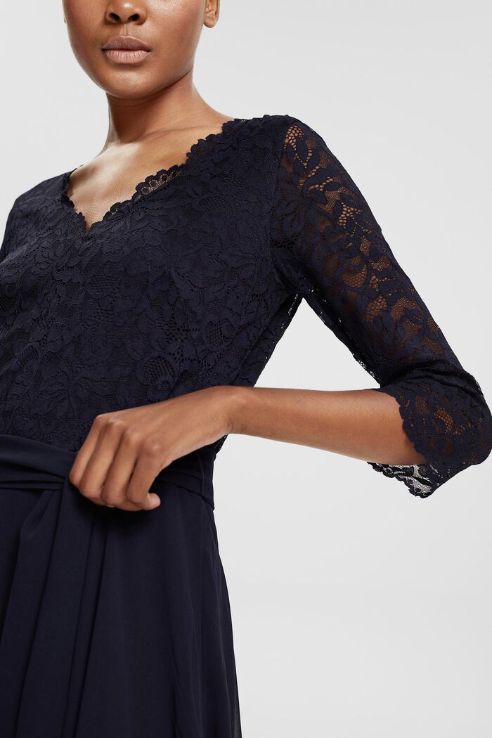 Aus Recycling-Material: Chiffon-Midikleid mit Spitze