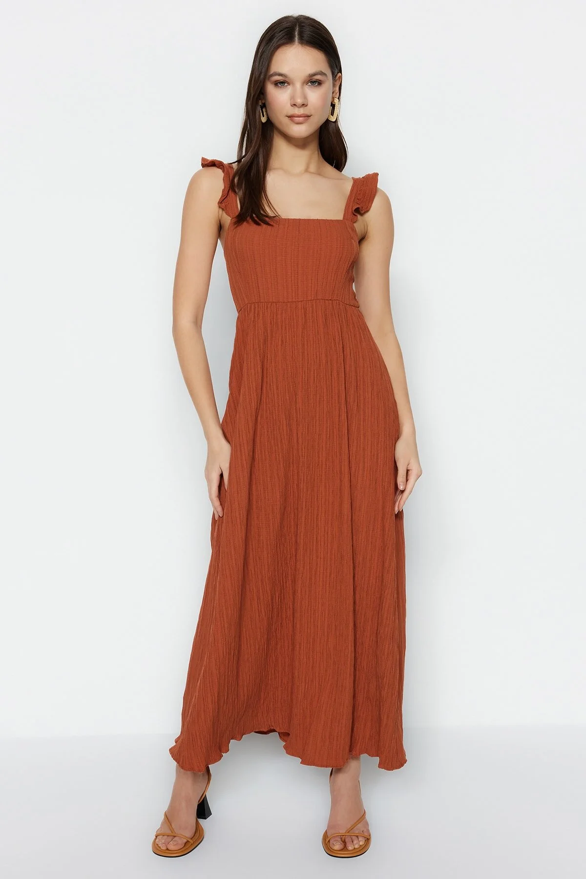 Trendyol Collection  Zimtfarbenes Maxi-Webkleid mit geradem Schnitt und quadratischem Ausschnitt und Rüschen, TWOSS23EL02273